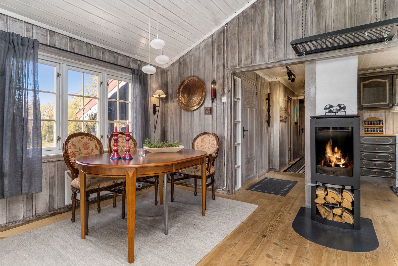 Nærheten mellom kjøkken og spisestue gjør matlagingen sosial og serveringen enkel. Galleribilde