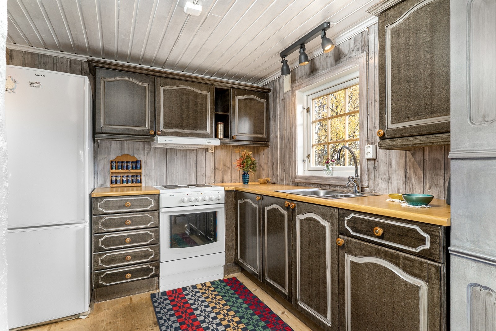 Kjøkkenet er fra 2003 og har innredning med glatte fronter og benkeplate av laminat. Galleribilde