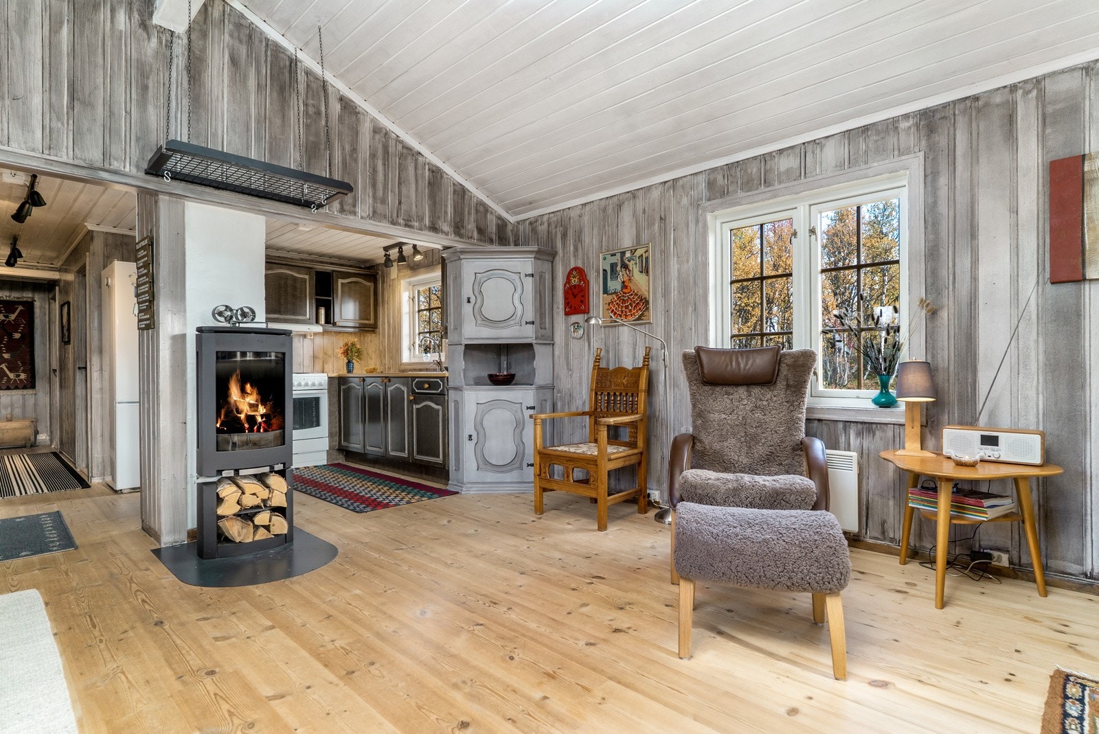 Sentralt i stuen er det montert en peisovn for ekstra varme og hygge. Galleribilde