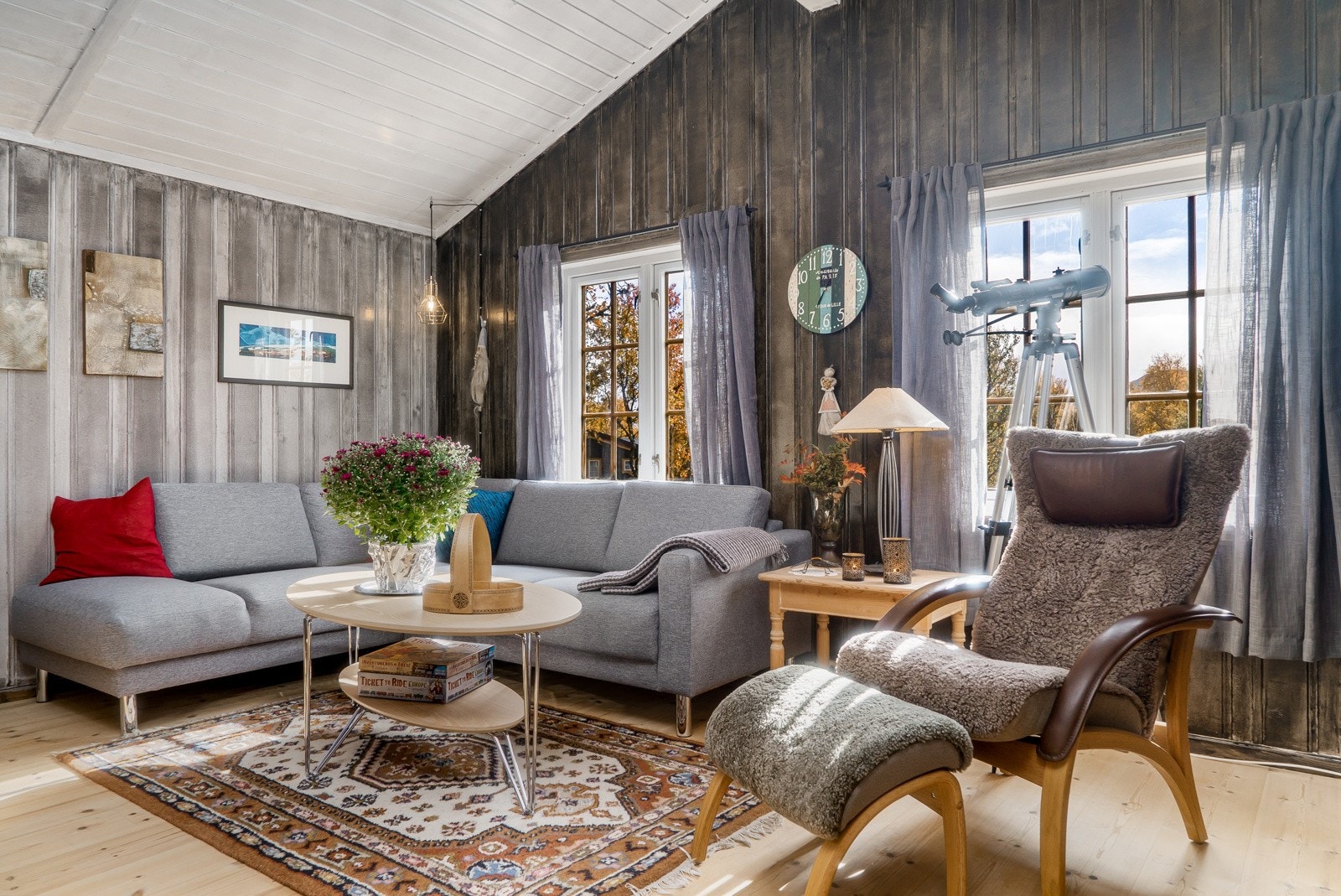 Det er store vinduer i stuen som sørger for god lysinnslipp. Galleribilde