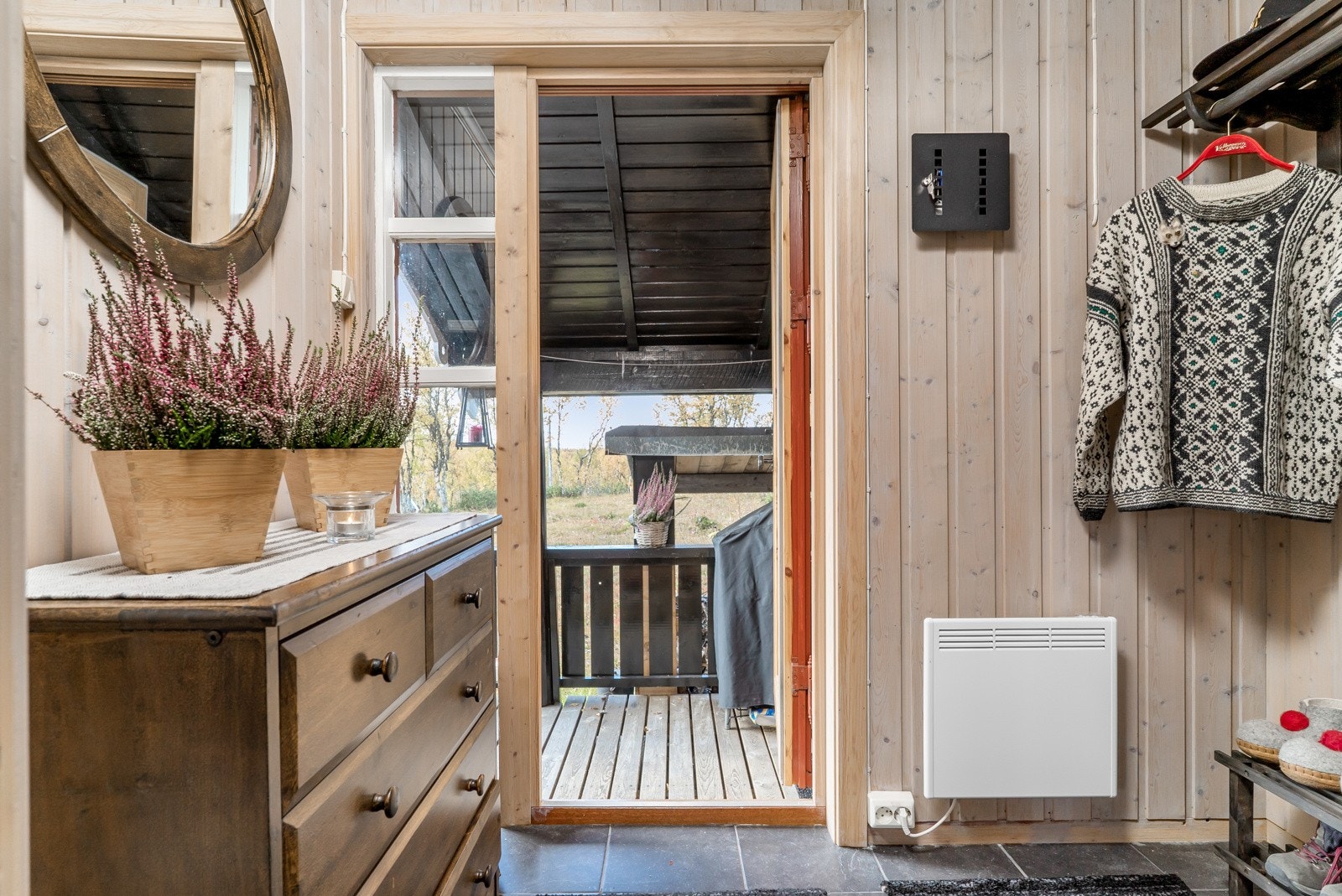 Det er adkomst til den solrike terrassen fra entreen/inngangspartiet. Galleribilde