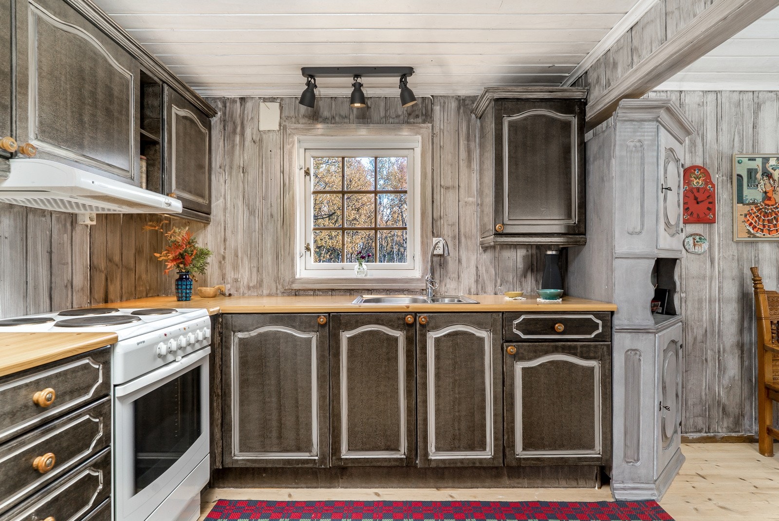 Kjøkkenet byr på god skap- og benkeplass. Galleribilde