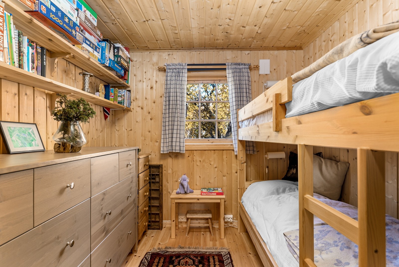 Soverom med køyeseng og god plass til oppbevaringsløsninger. Galleribilde