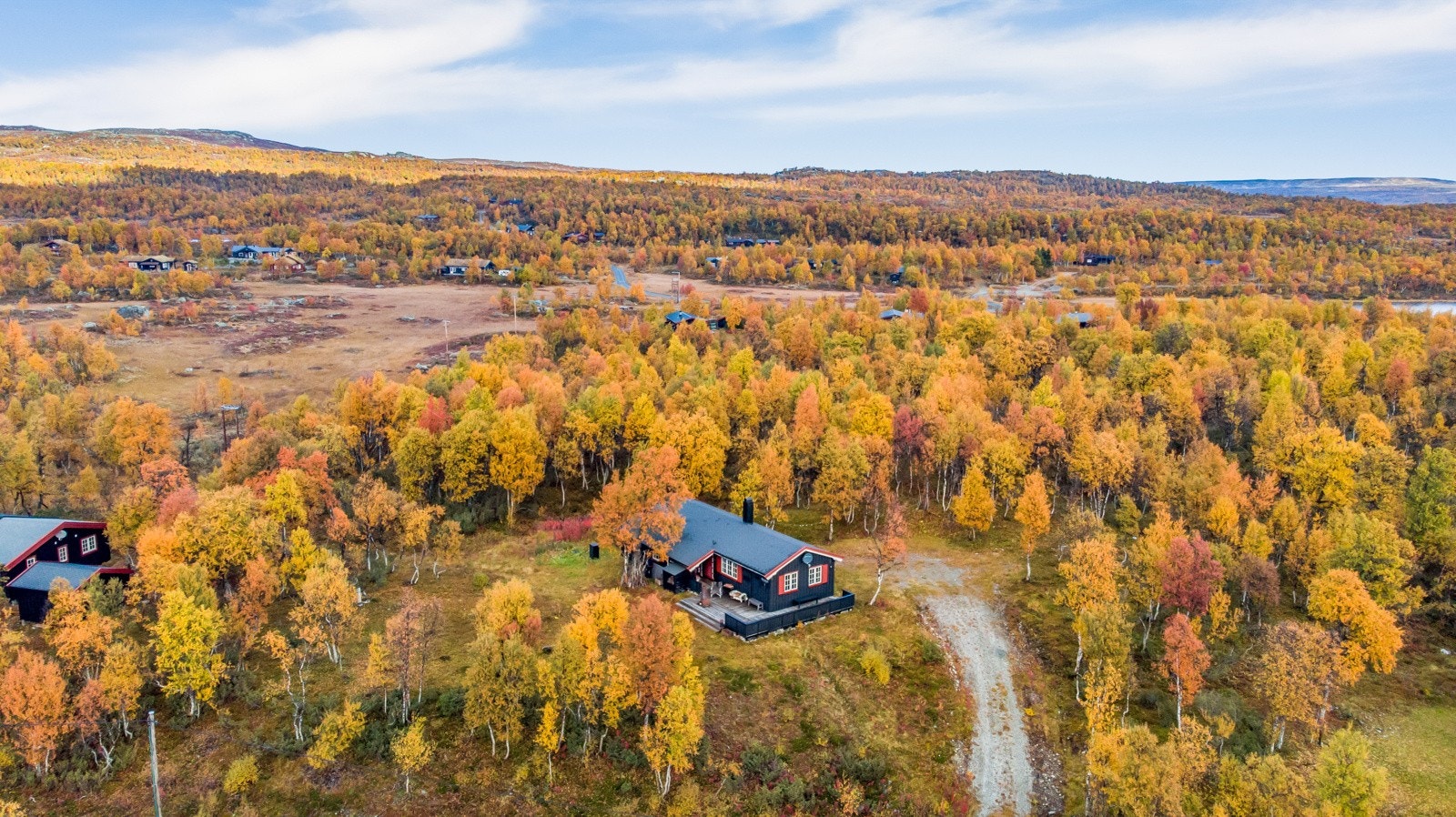 Hytta omkranses av vakker natur, og her er det flott turterreng som byr på god rekreasjon sommer som vinter. Galleribilde