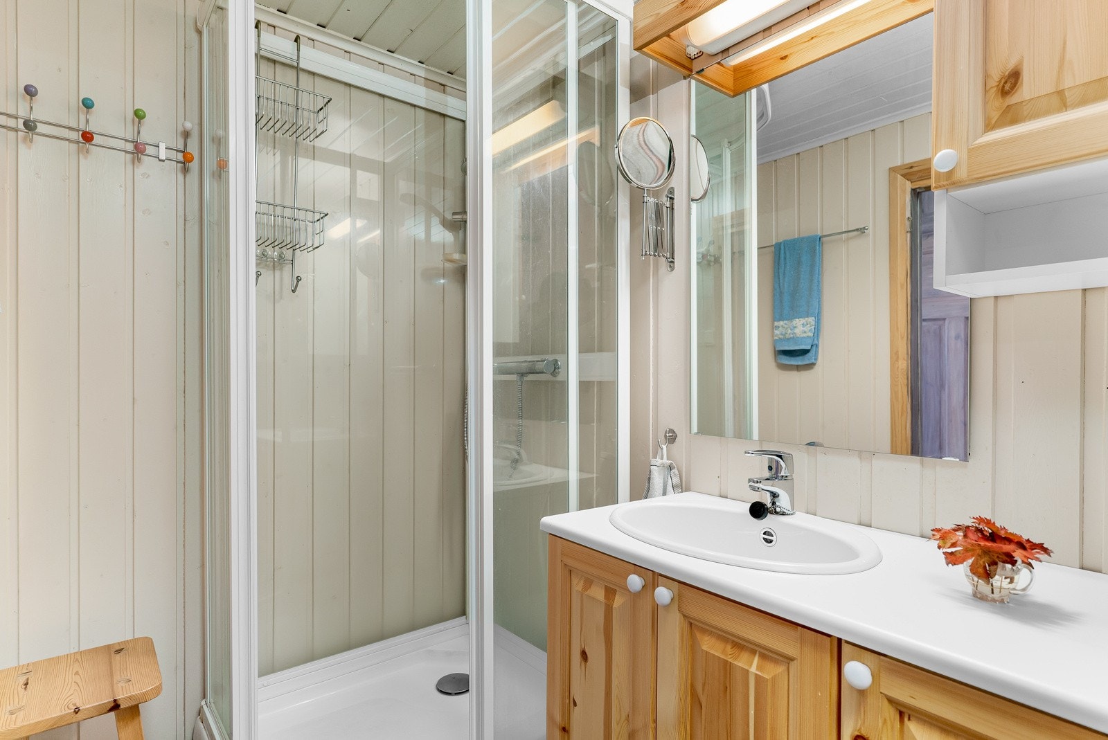 Baderommet ble oppgradert i 2012 og gulvflate belagt med gulvbelegg og malt panel på vegger. Galleribilde