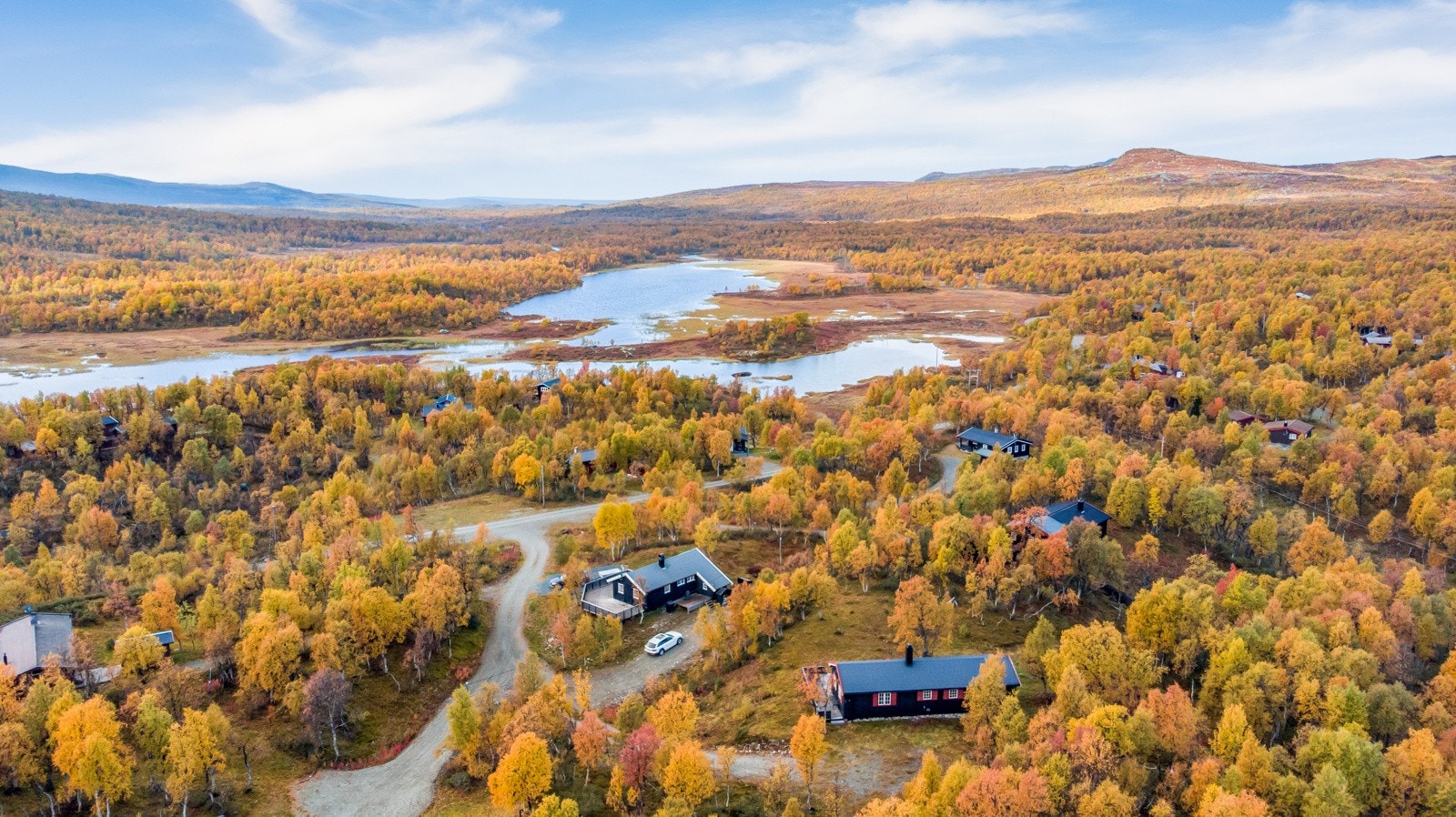 Hytta ligger i Storvolltjønna hyttefelt i Vauldalen på nordsiden av RV31, like øst for Vauldalen fjellhotell og Tollstasjonen. Galleribilde