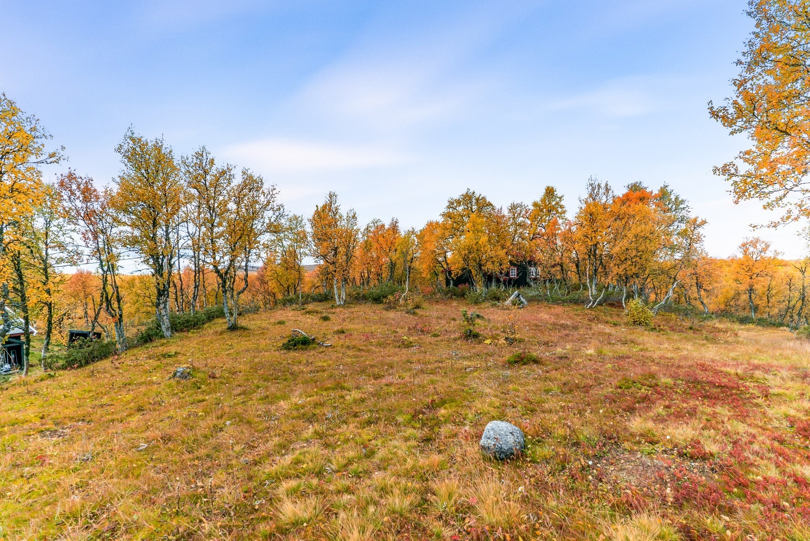 Hytta framstår som meget godt vedlikeholdt og har alle fasiliteter som innlagt helårsvann, septik, innlagt strøm, helårsvei m.m. Galleribilde