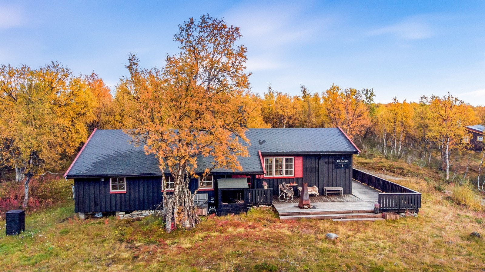 Eiendommen har stor tomt på hele ca. 1 739 kvm med god plass til flere biler og tomleplass. Galleribilde