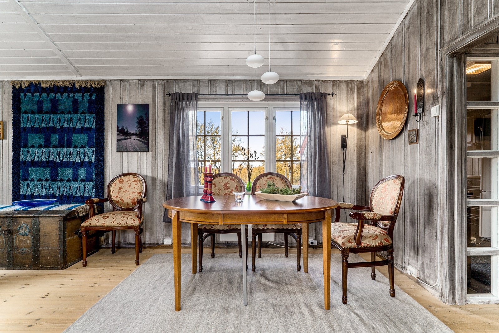 Stuen er naturlig inndelt i ulike brukssoner, og det passer utmerket å innrede med spisebord utenfor kjøkkenet. Galleribilde