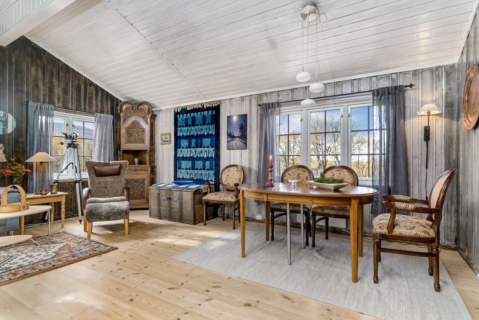 Stuen er ca. 26 kvm stor med god plass til å møblere etter behov. Galleribilde