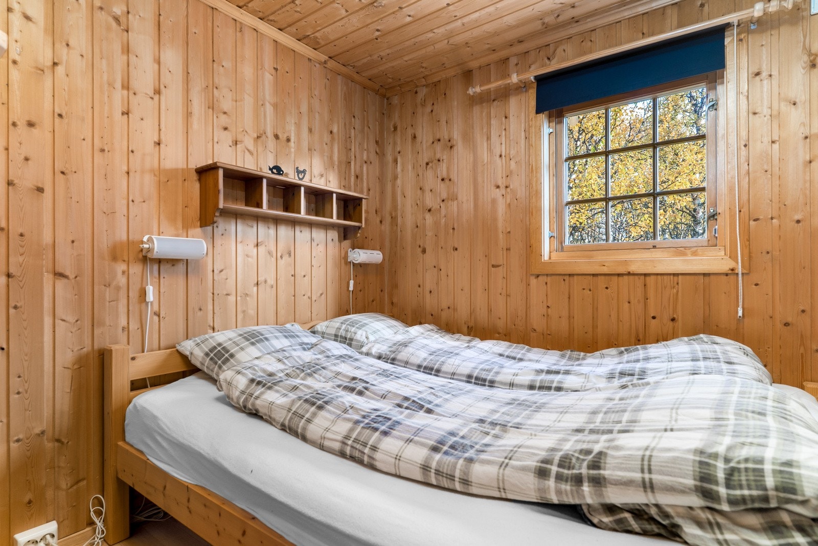Soverommene er i tradisjonell hyttestil med tregulv og panel på vegg. Galleribilde