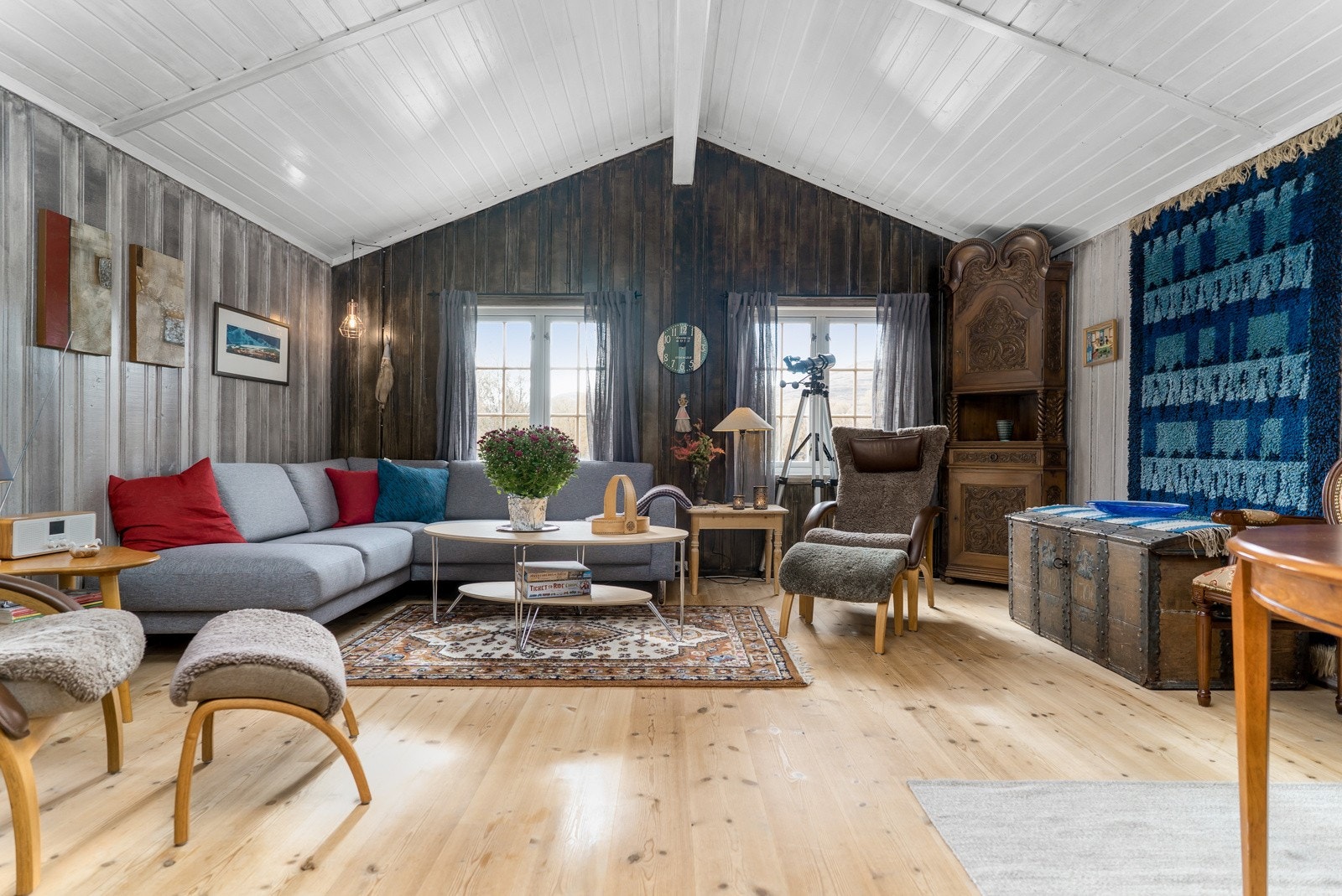 I stuen er det himling med flott takhøyde, noe som bidrar til en herlig og luftig atmosfære. Galleribilde