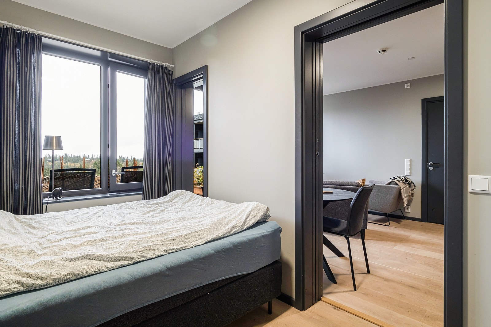 Hovedsoverom med tilgang fra to sider via skyvedør. Galleribilde