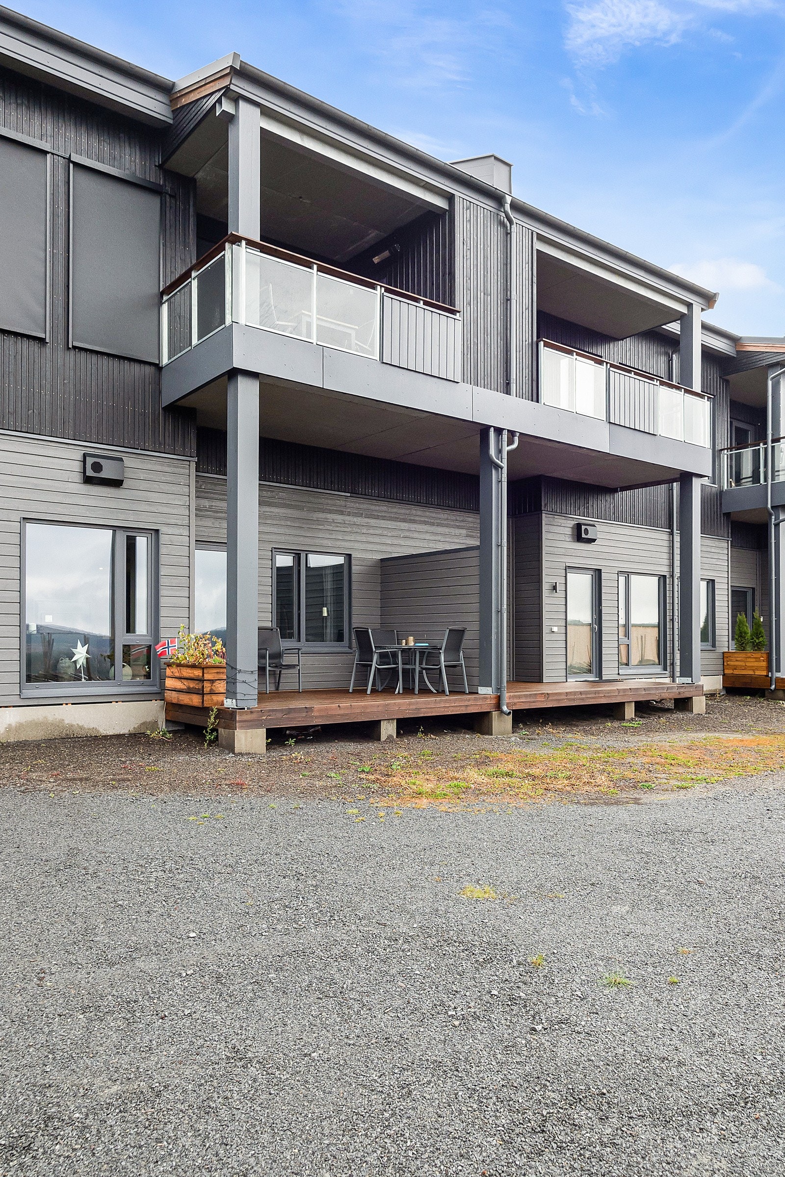 Leiligheten ligger svært sentralt på Sjusjøen med kort veg til løypenett, butikk og Låven resturant og bar. Galleribilde