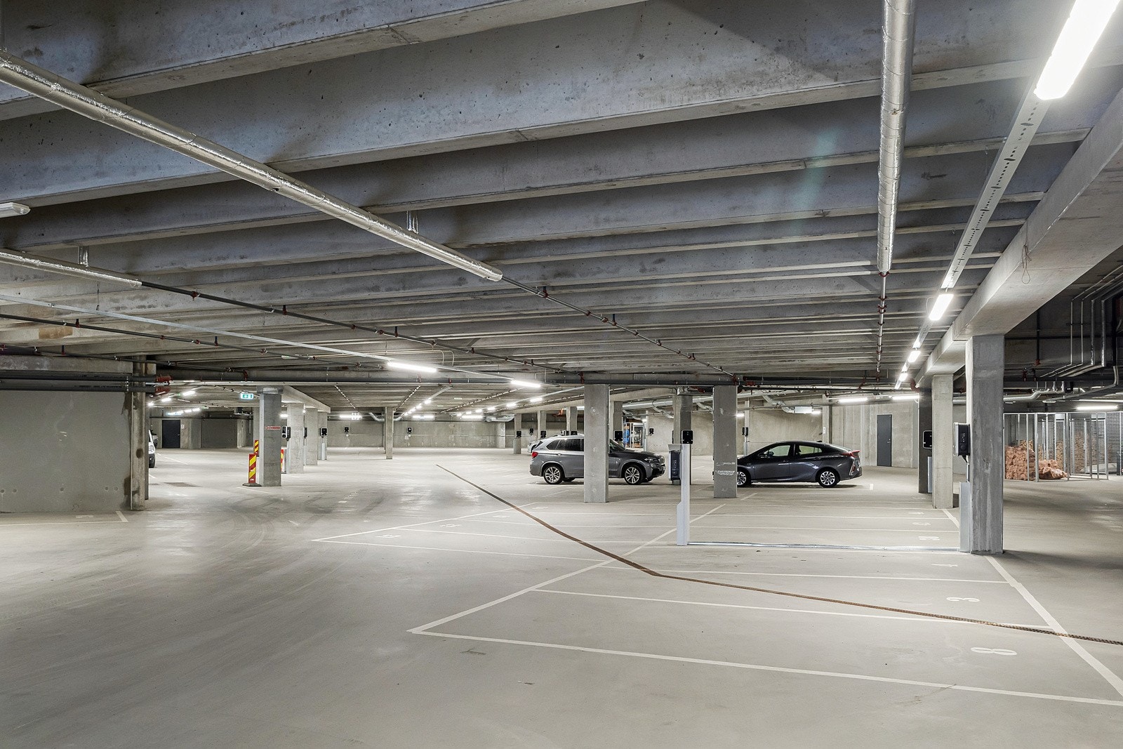 Stort garasjeanlegg hvor du kan kjøre ''rett inn på hytta''. Galleribilde