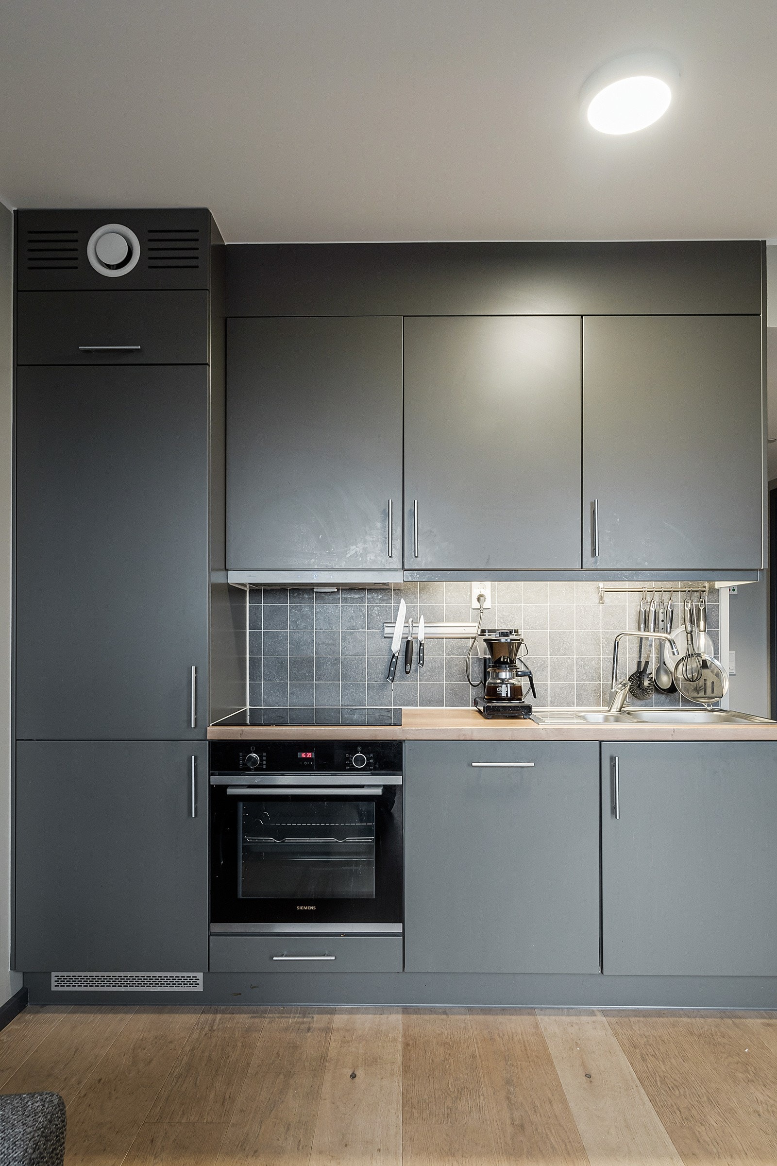 Hvitevarer er integrert i innredningen. Galleribilde