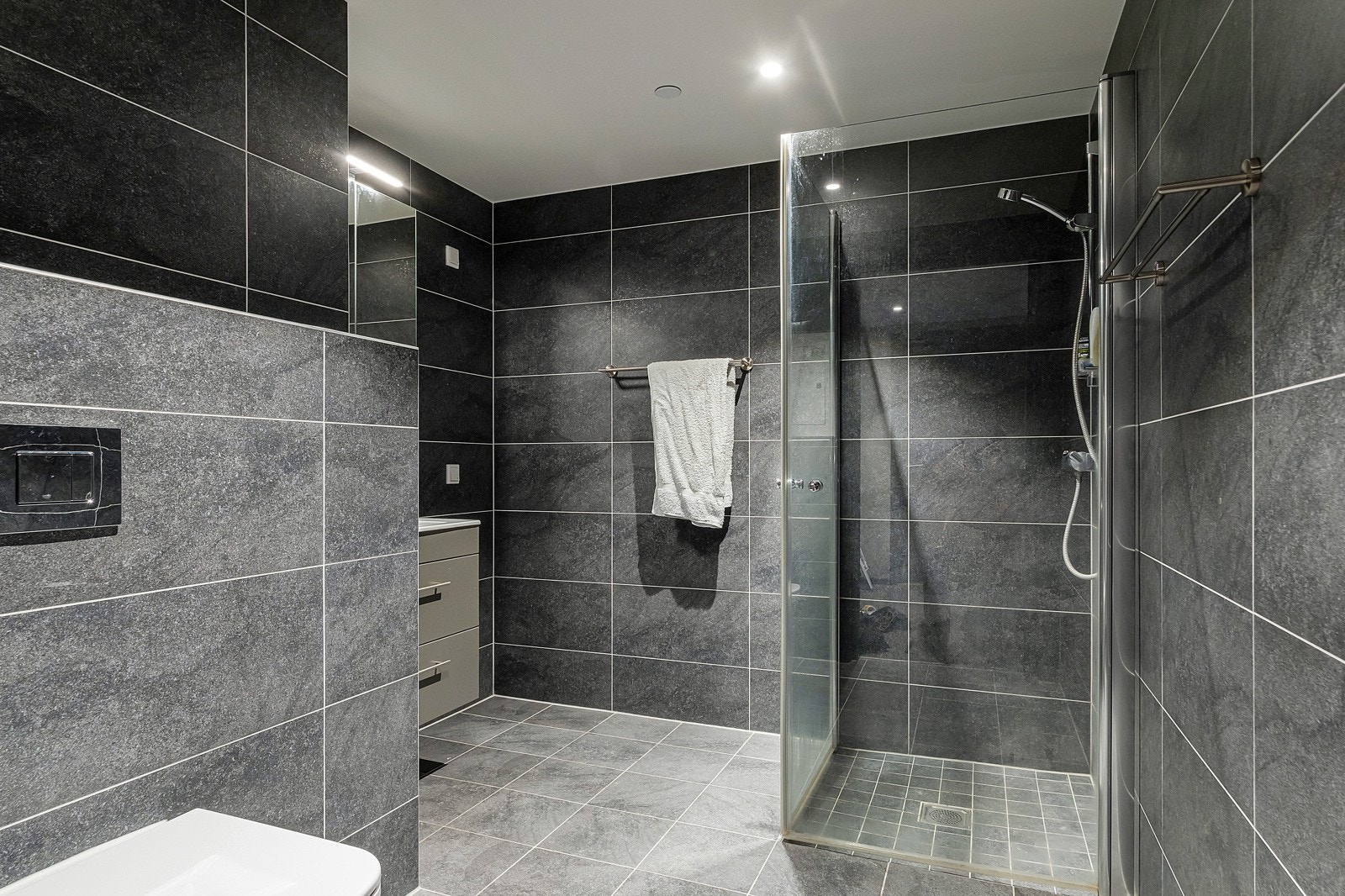 Leiligheten har et romslig og flislagt bad med elektriske varmekabler i gulvet. Galleribilde