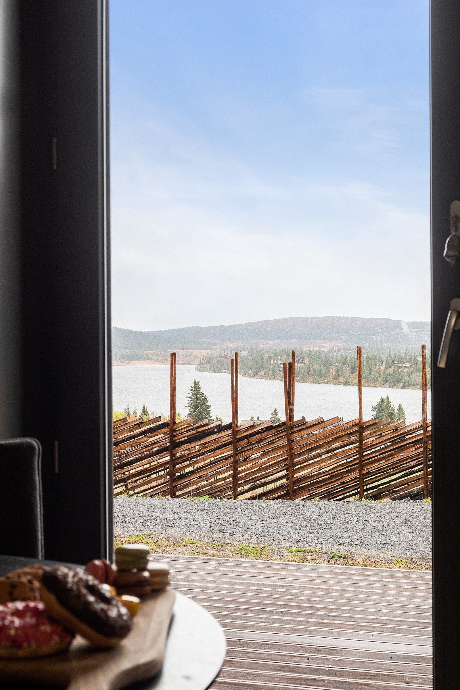 Flott utsikt utover Sjusjøen fra stue. Galleribilde