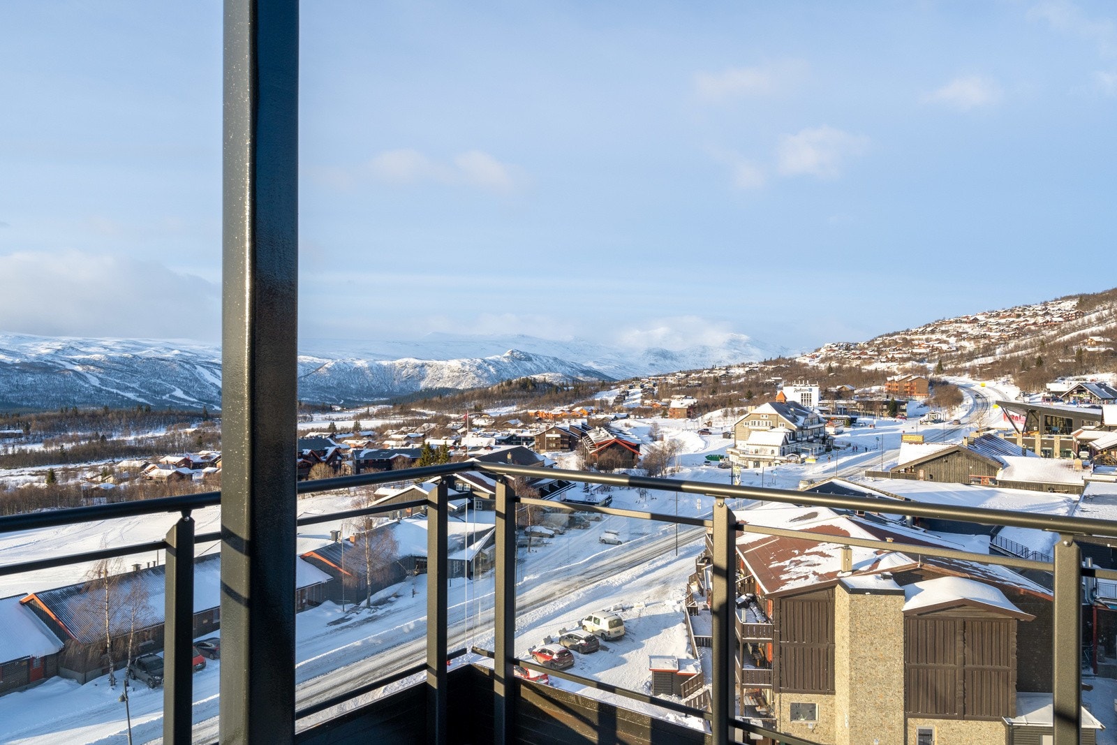 Fra overbygget balkong har du spektakulær utsikt over sentrum, alpinanlegget og fjellene. Galleribilde