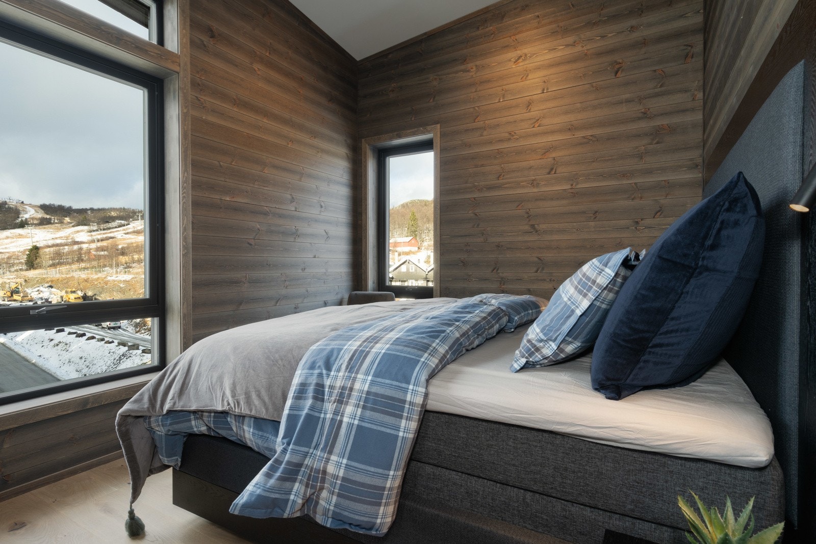 Soverom 3 med garderobeskap og bad "en-suite". Galleribilde