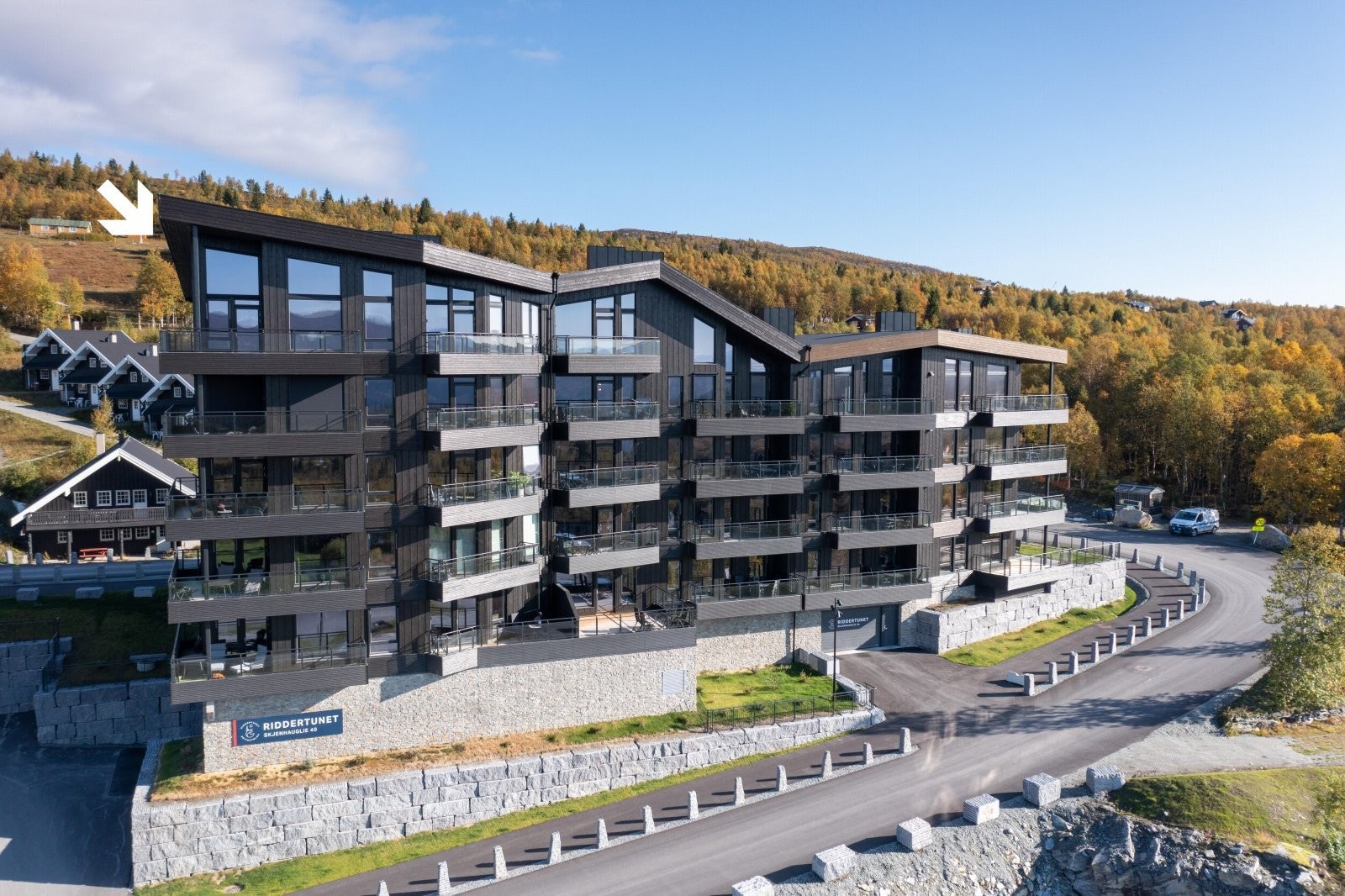 Bygget har en fantastisk beliggenhet i hjertet av Beitostølen sentrum med både spektakulær utsikt mot fjellene og umiddelbar nærhet til "alle" fasiliteter. Galleribilde