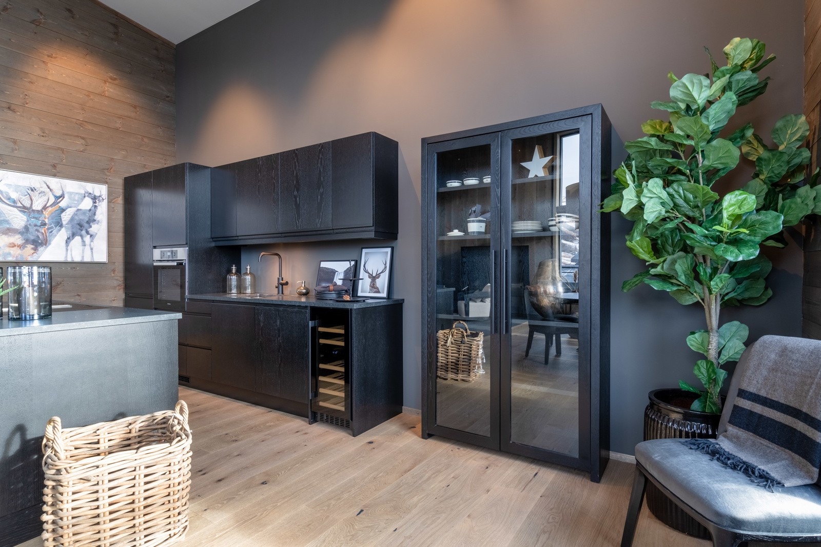 Lekkert kjøkken med kjøkkenøy. Galleribilde