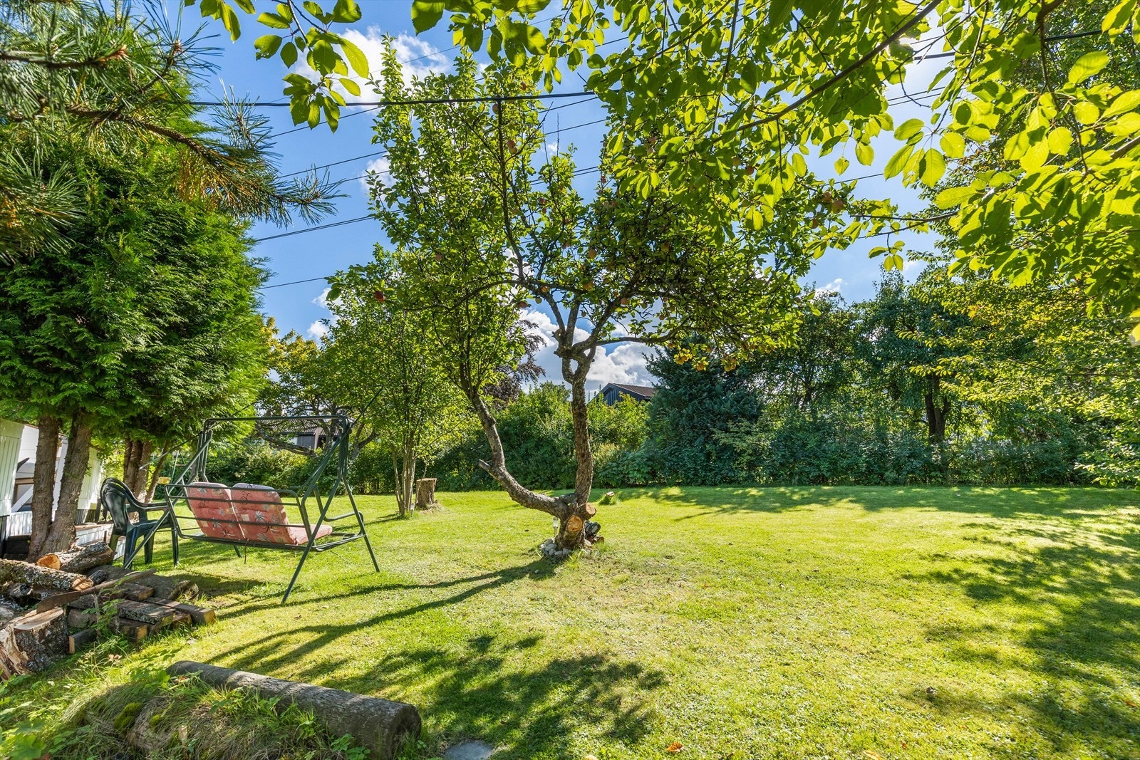 Huset ligger i et veletablert og barnevennlig boligområde på Alnabru med nærhet til dagligvarehandel, skoler, shoppingsenter, kollektivtransport og marka. Galleribilde