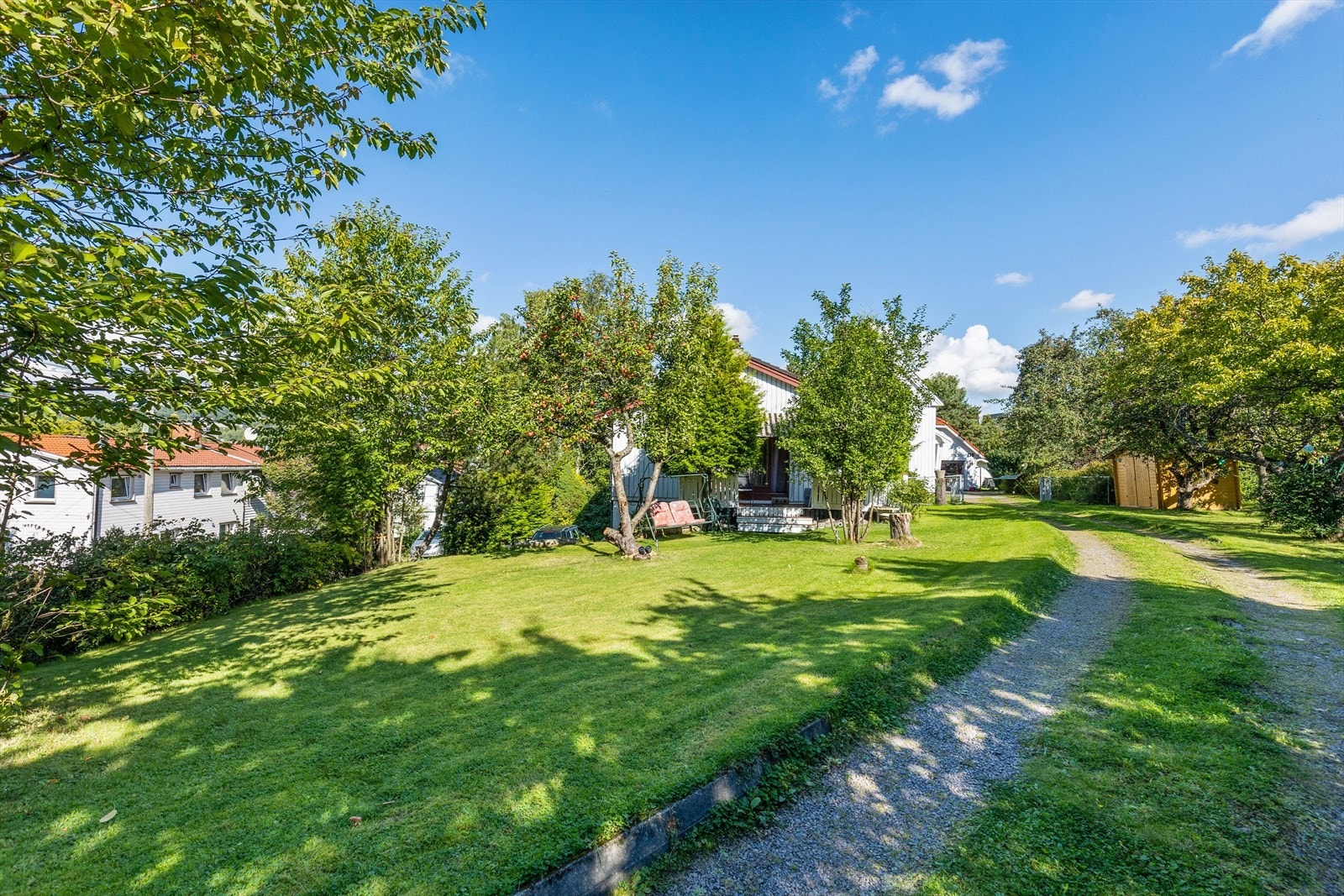 Tittutveien 13 er et renoveringsobjekt med stort potensial. Boligen har to innganger og en meget god planløsning, som enkelt kan tilpasses etter behov. Galleribilde