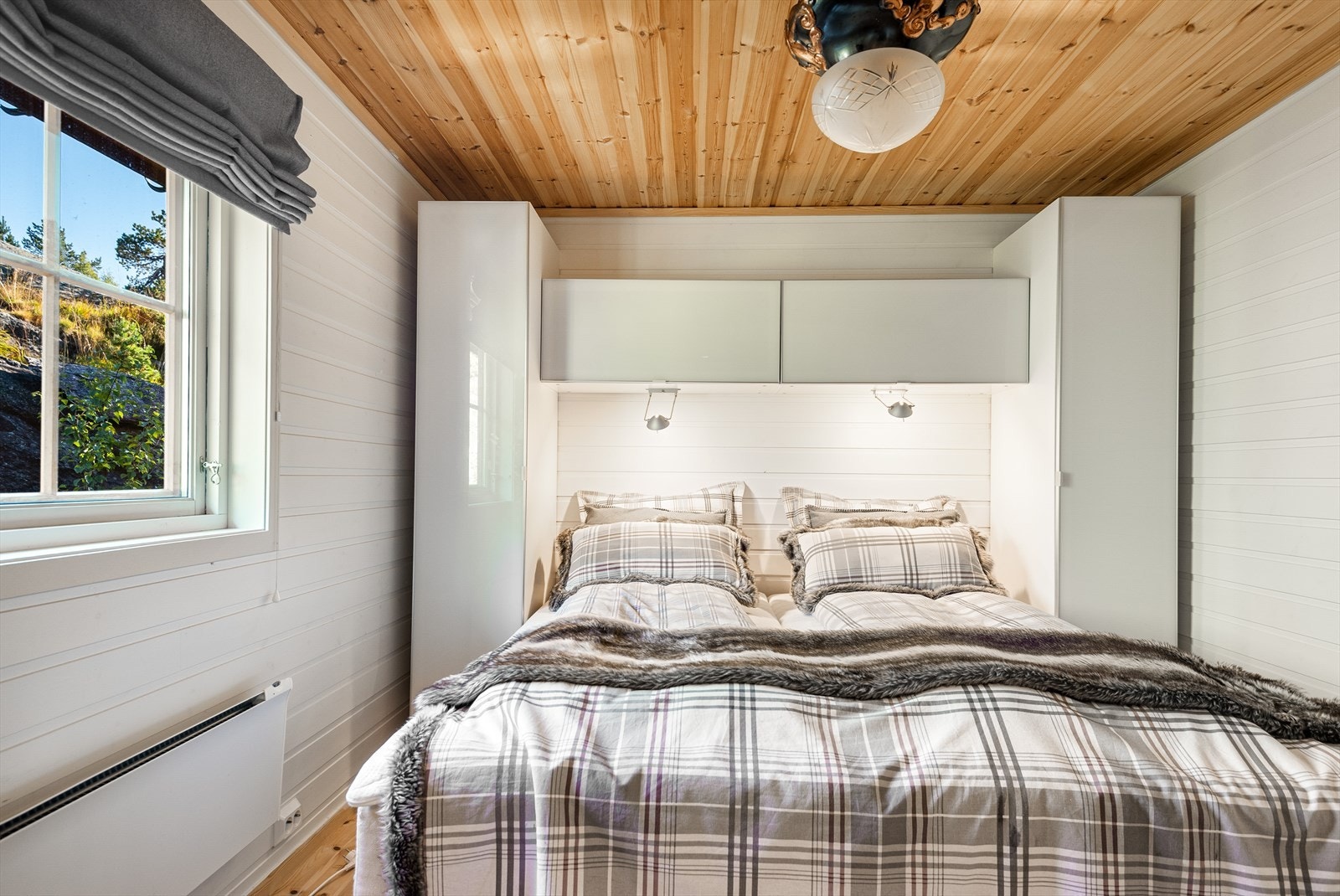 Hovedsoverom med garderobeløsning og plass til dobbeltseng. Galleribilde