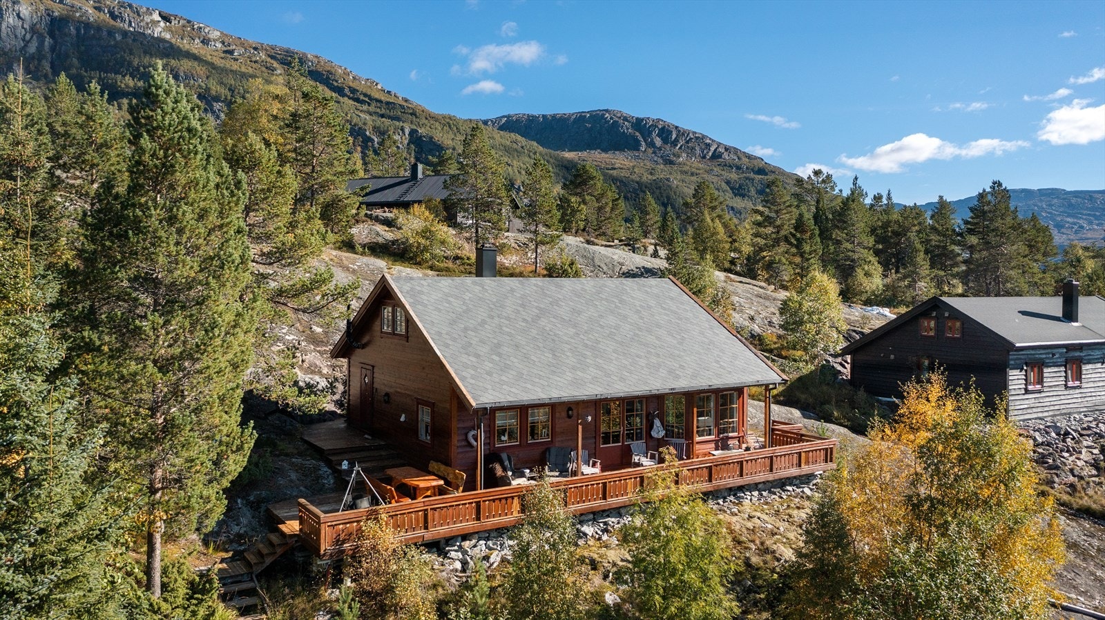 Velkommen til spektakulære Løyning og Harastien 41 - Høyt og fritt beliggende familiehytte med panoramautsikt mot fjellandskapet og Løyning/Seljestad. Galleribilde