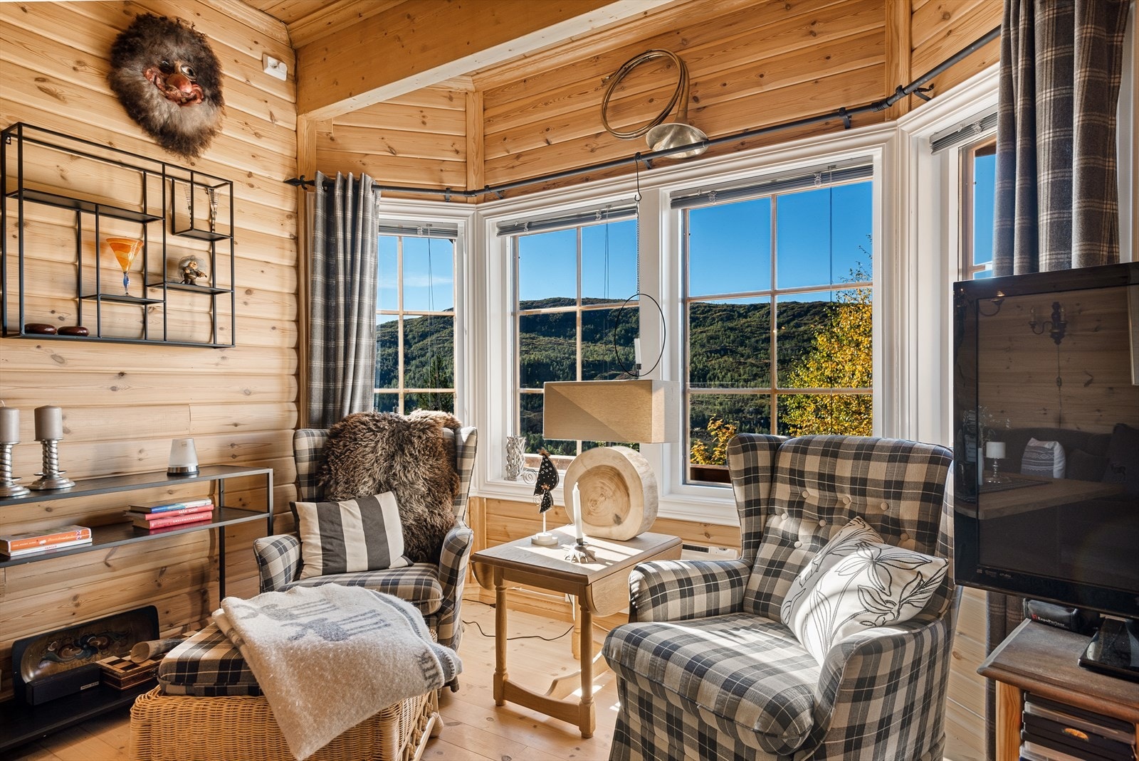 Karnapp hvor det er naturlig å plassere to godstoler mot den nydelige utsikten. Galleribilde