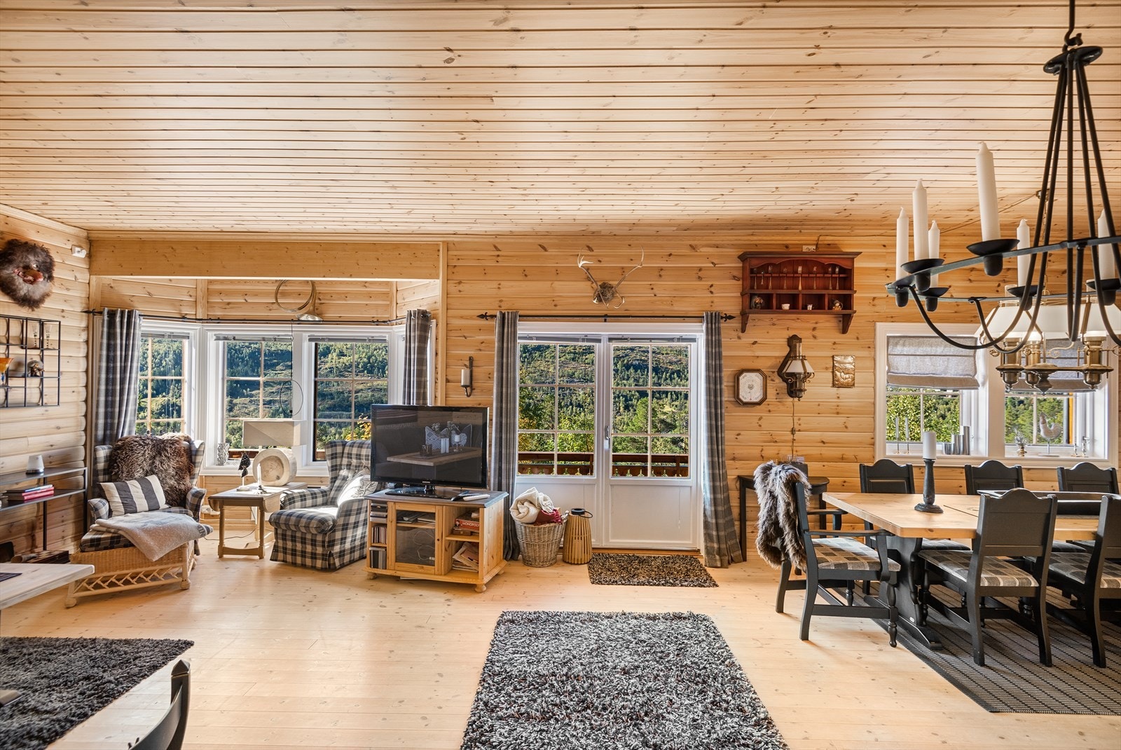 Meget lys og luftig stue med åpen kjøkkenløsning - Et sosialt og koselig fellesareal med peis og flere innredningsmuligheter. Fra stuen er det utgang til stor og solrik terrasse. Galleribilde