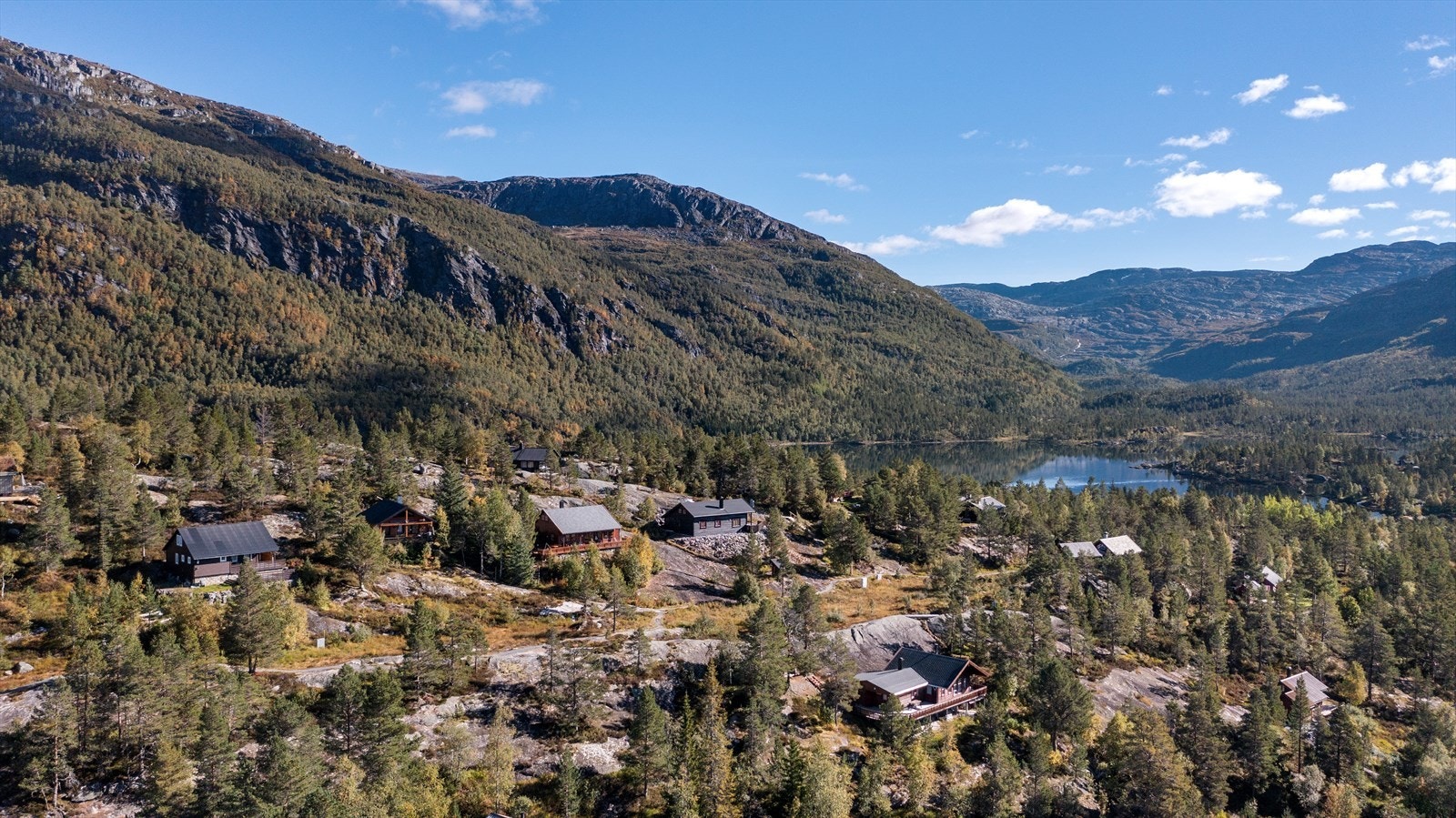 Løyningsvatnet ligger et lite stykke nedenfor eiendommen. Her kan en gå en hyggelig runde rundt vannet. Galleribilde