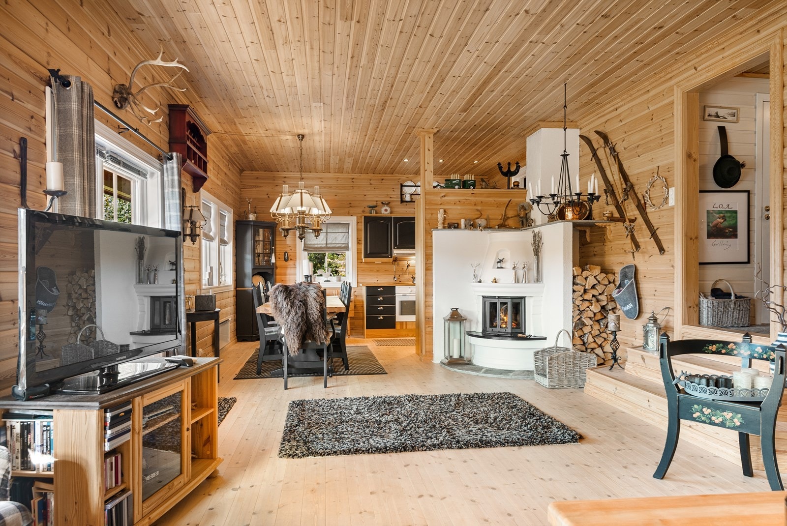 Meget lys og luftig stue med åpen kjøkkenløsning - Et sosialt og koselig fellesareal med peis og flere innredningsmuligheter. Galleribilde