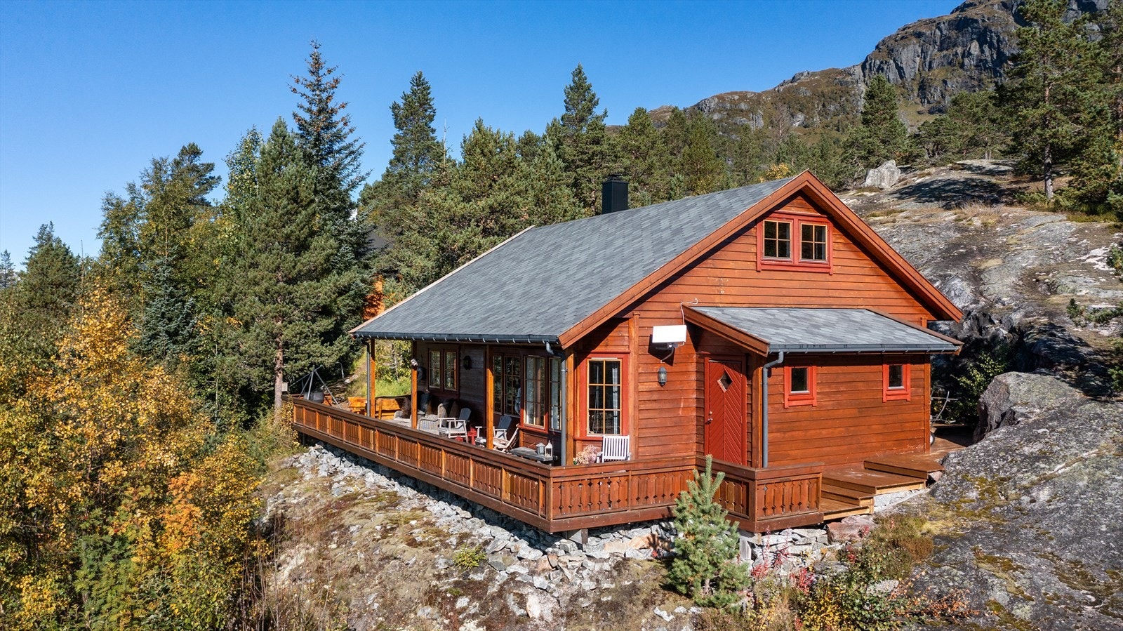 Hytta ble oppført i 2001 og fremstår som velholdt. Galleribilde