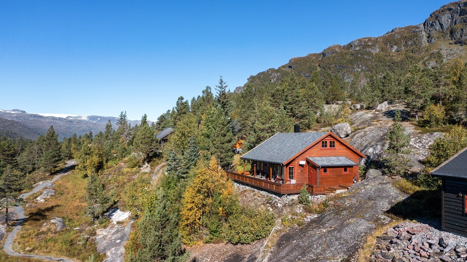 På dette bildet kan dere se Folgefonna ruvende i bakgrunnen. Området er rikt på fine fjell- og turområder. Galleribilde