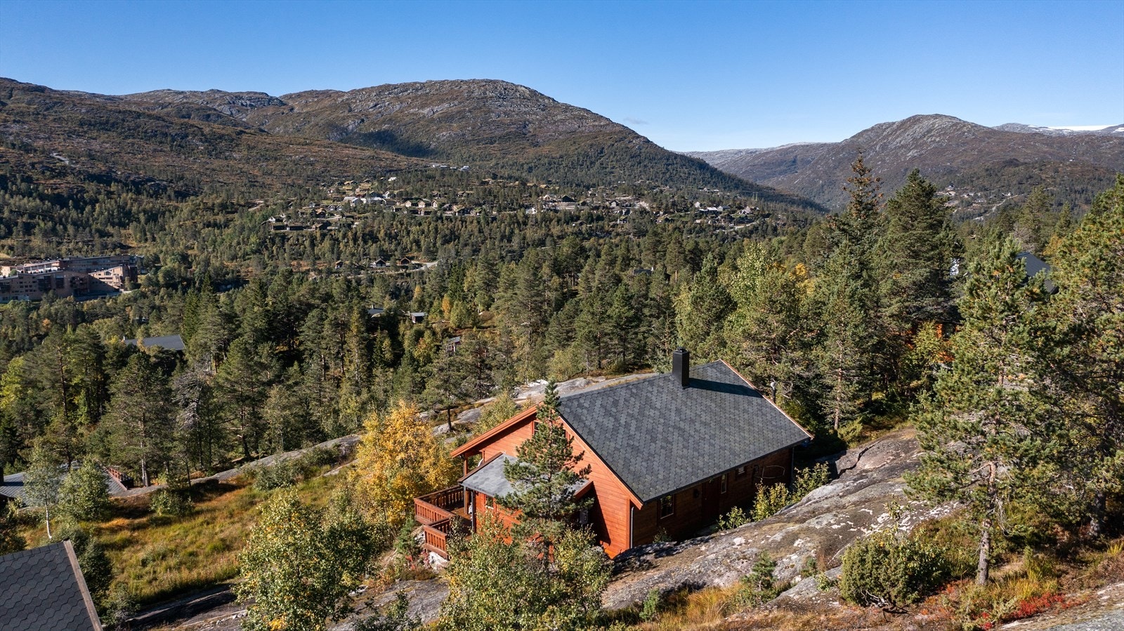 Eiendommen har en nydelig beliggenhet på Seljestad/Løyning. Her er man omgitt av flott turterreng både sommer og vinter, med flere ski- og lysløyper like utenfor døren. Kort kjørevei til Røldal Skisenter. Galleribilde