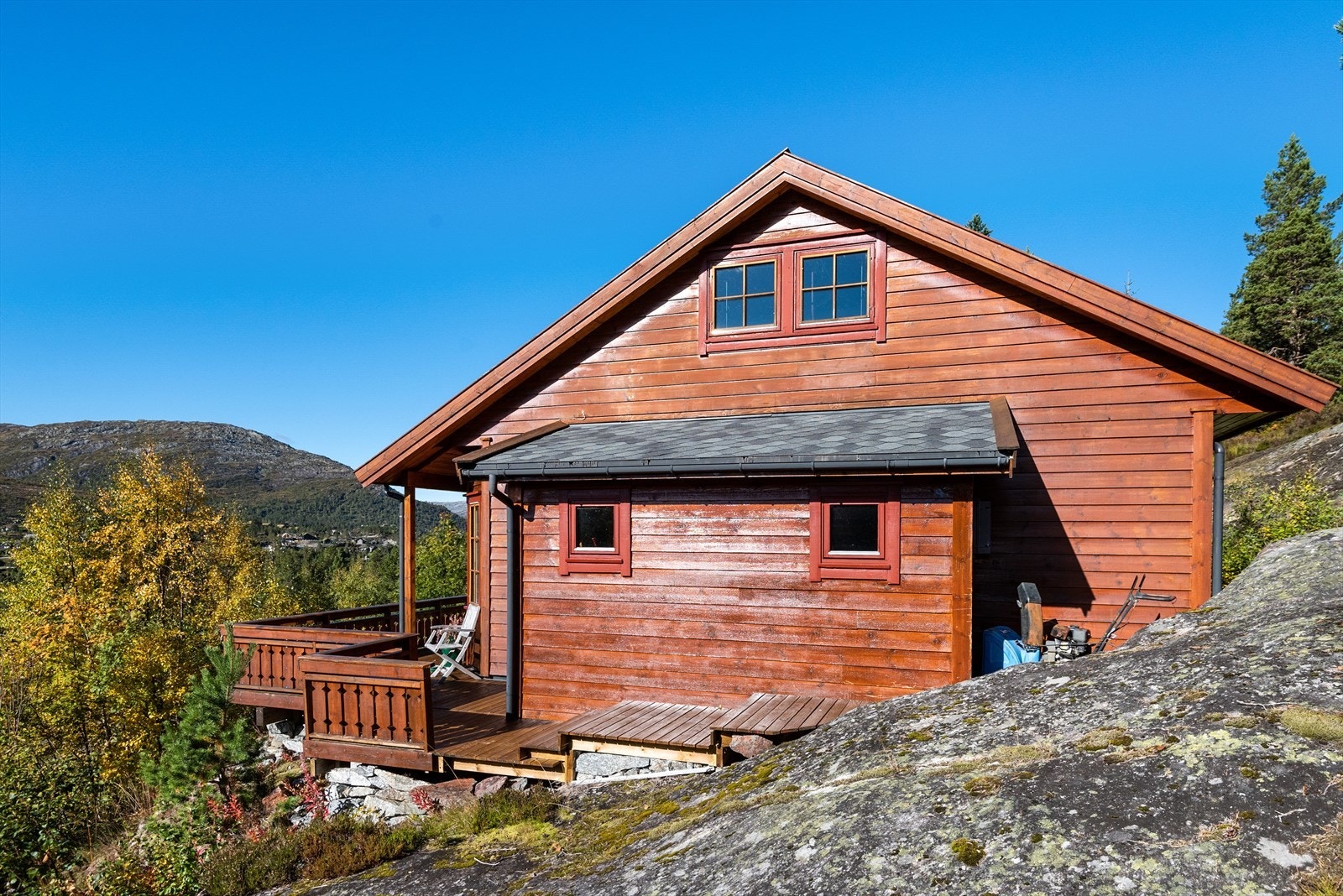 Rommelig utebod ved den ene kortveggen. Galleribilde