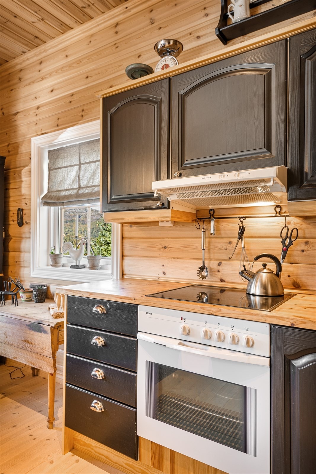 Kjøkkeninnredning med malte, profilerte fronter og heltre benkeplate. Galleribilde