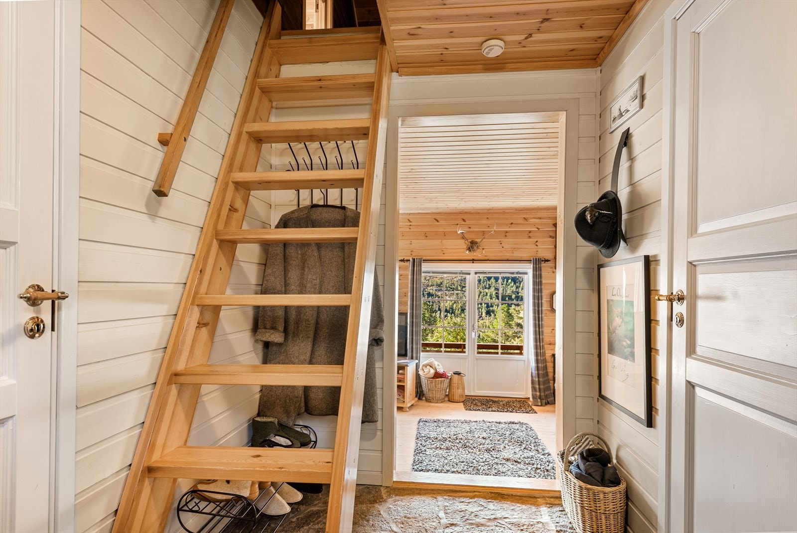 Fra gangen er det trappestige opp til loftet og trapp ned til halvetasje med stue/kjøkken. Galleribilde