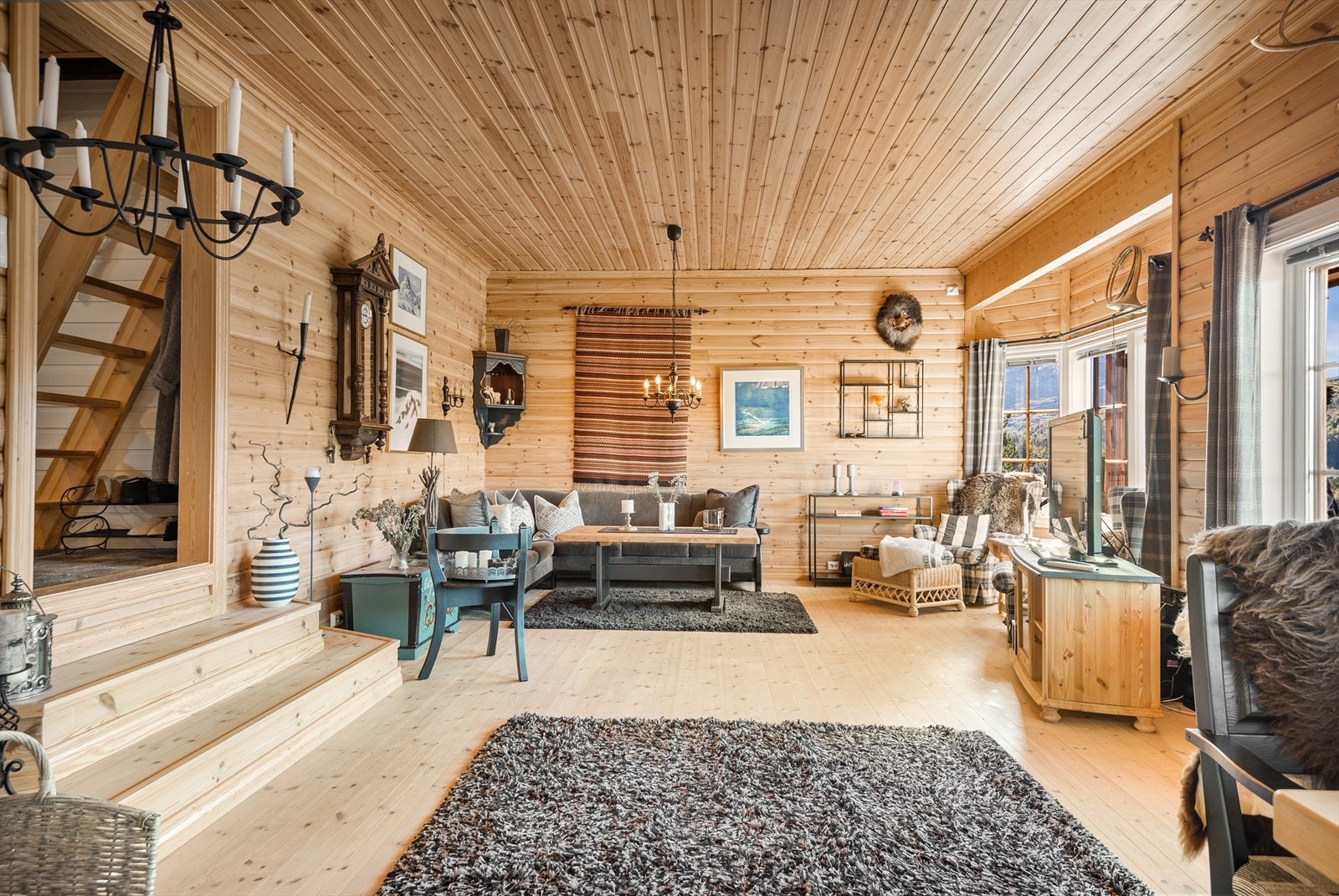 Hytta har en praktisk og spennende planløsning med halvetasjer og loft. 3 soverom og 2 stuer dekker de fleste familiers behov for sengeplasser og oppholdsrom. Galleribilde