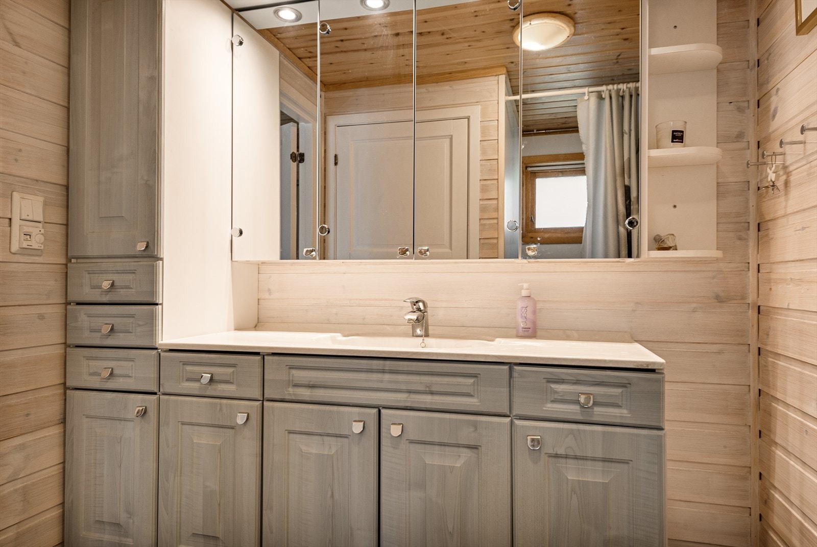 Pent bad med adkomst til badstue. Galleribilde