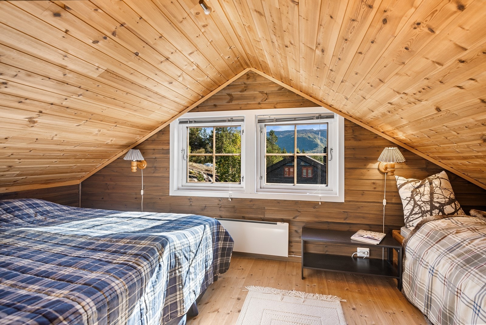 På loftet finner dere to soverom med skråtak. Begge rommene har vinduer. Galleribilde