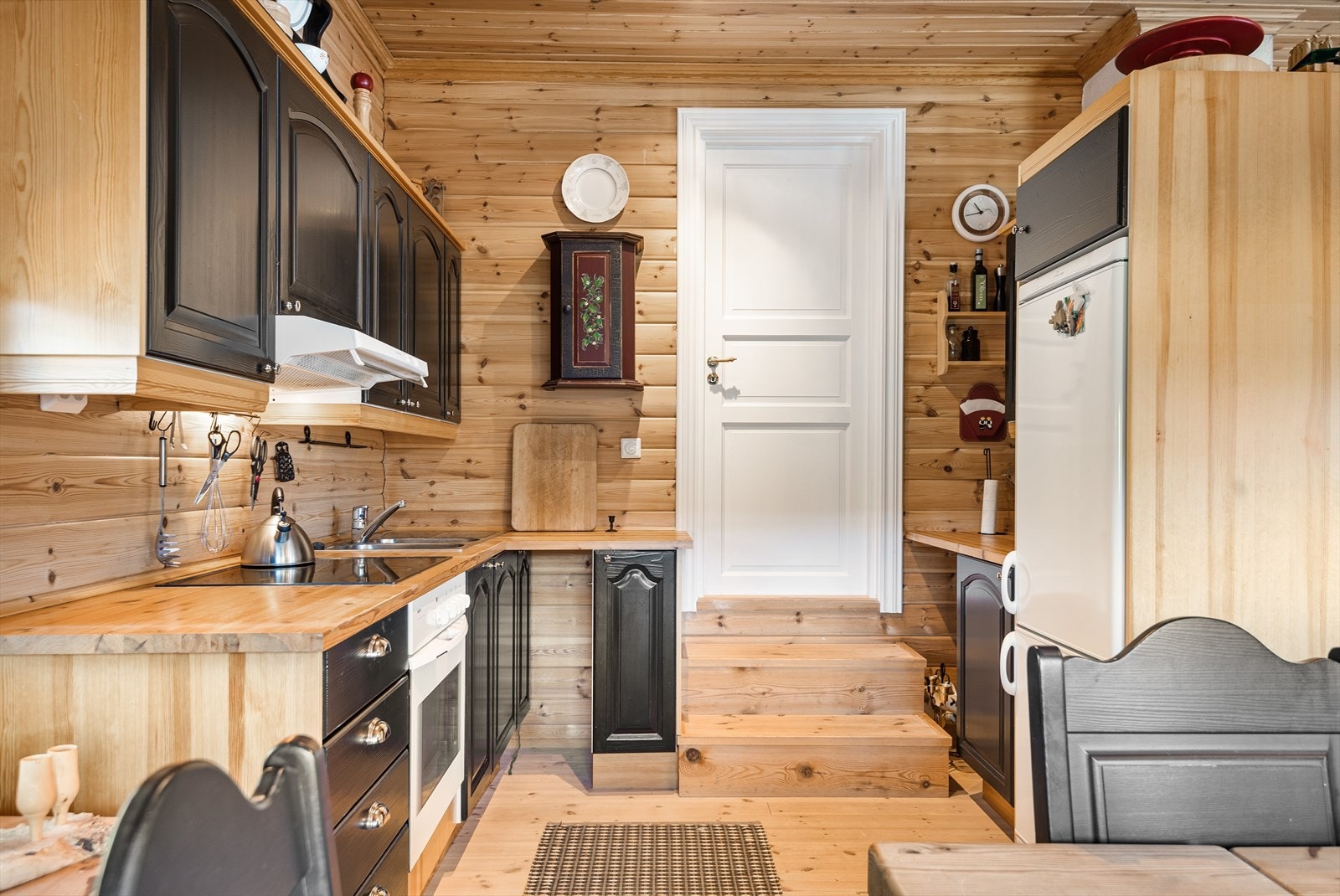 Fra kjøkkenet er det adkomst til praktisk, romslig bod som ligger en halvetasje opp. Galleribilde