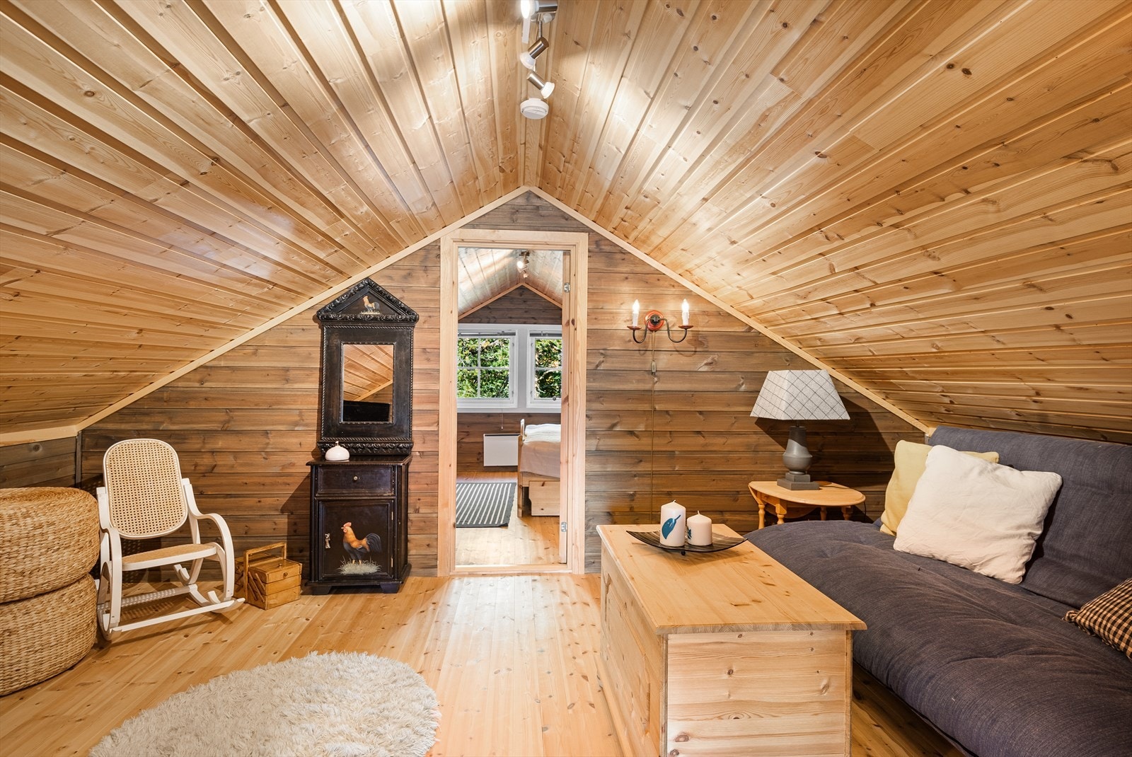 Loftstue med skråtak. Herfra går det trappestige ned til gang. Galleribilde