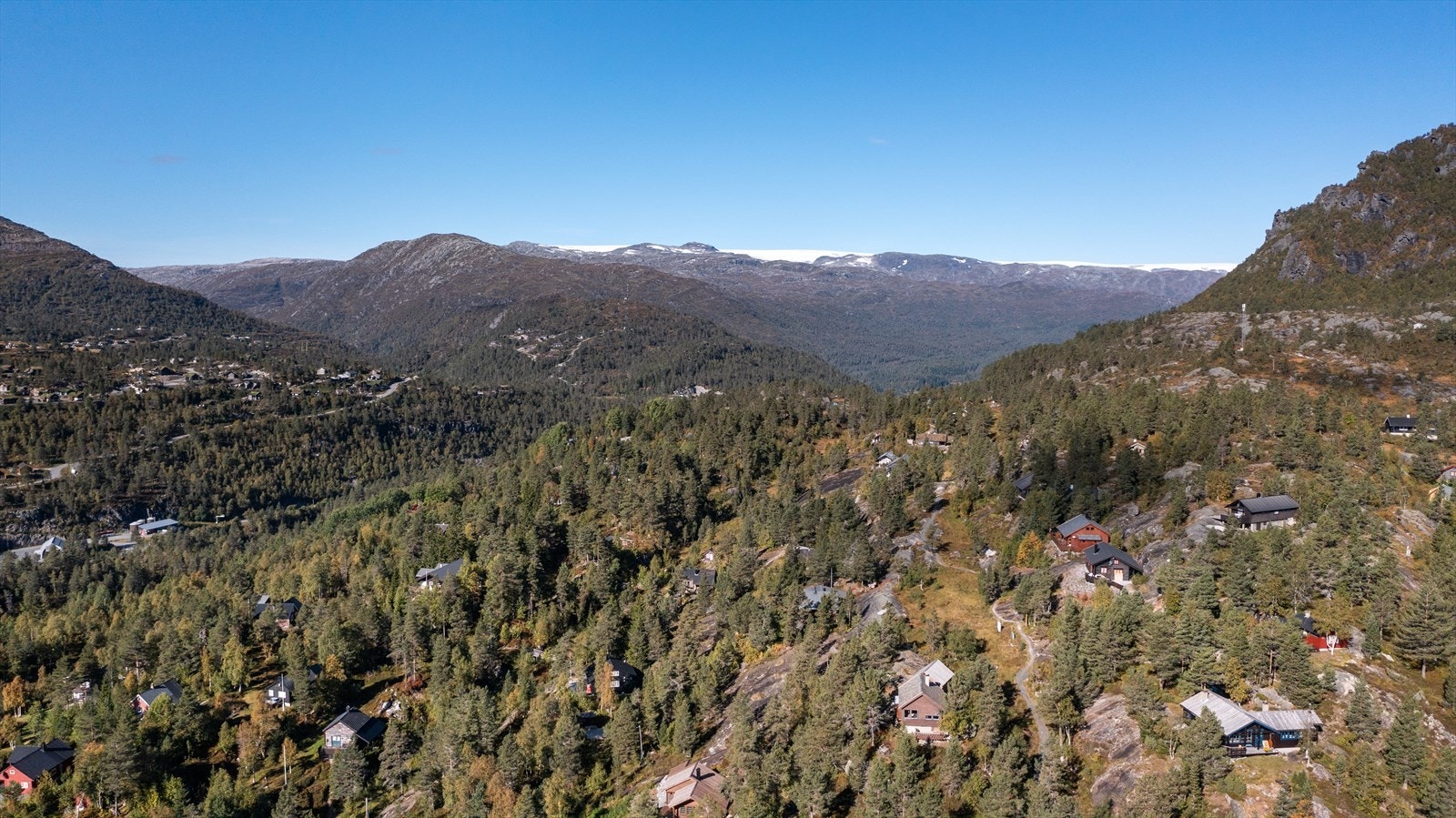 Sørfjorden, Hardanger og Trolltunga ligger bare en liten kjøretur fra Seljestad inn mot Odda. Her kan man enten ta seg en dagstur eller ta det som en telttur med overnatting. Galleribilde
