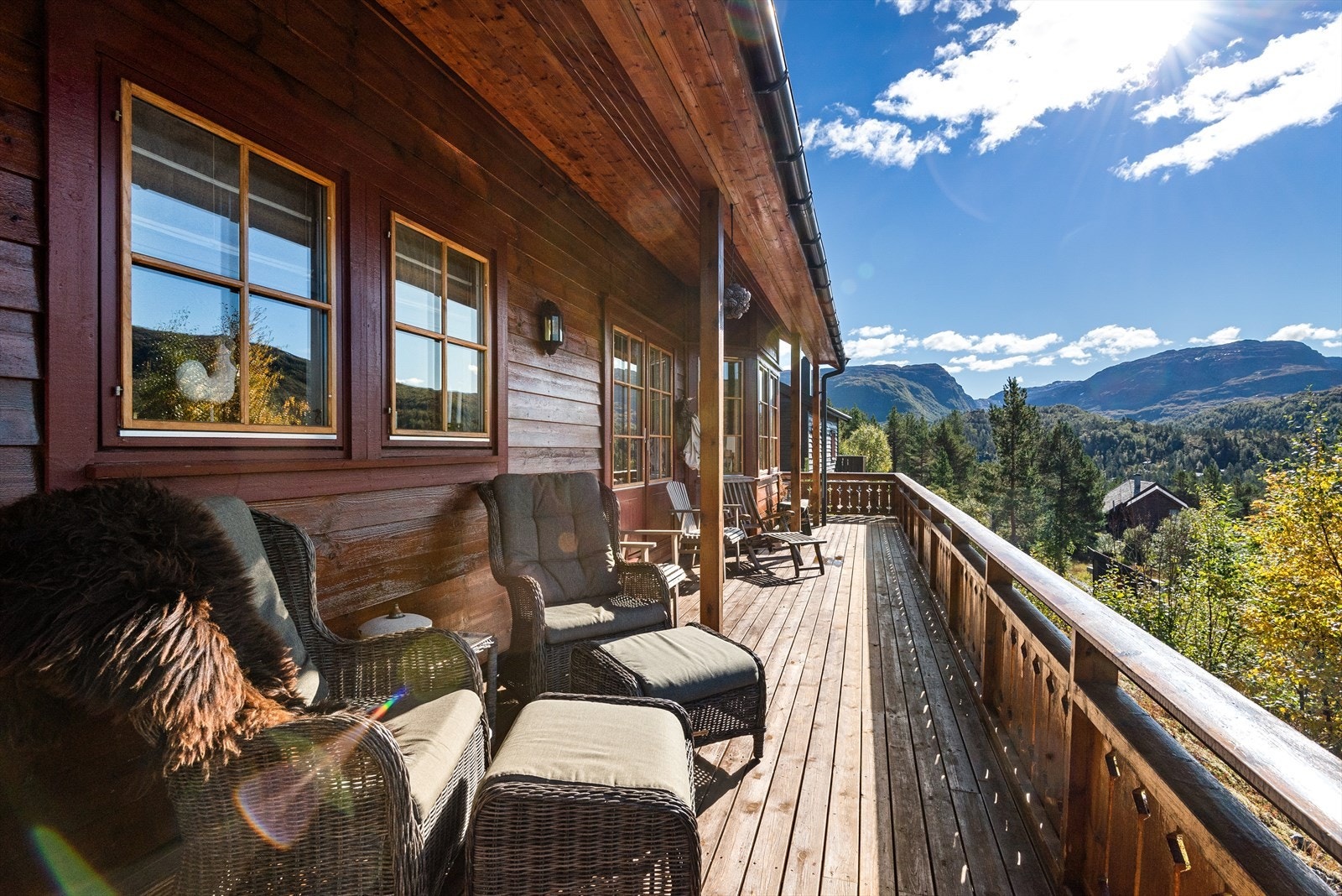 Eiendommen er svært solrik, og det er oppført terrasseplattinger rundt hele hytta hvor dere kan nyte fjellufta, sola og den magiske stjernehimmelen på klare vinterkvelder. Galleribilde