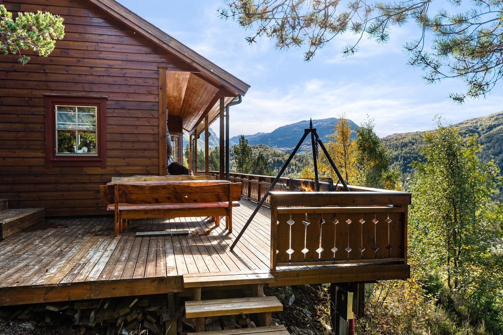 Fra hovedstuen har dere utgang til stor og herlig terrasse med helt fantastisk utsikt mot fjellene og området for øvrig. Galleribilde