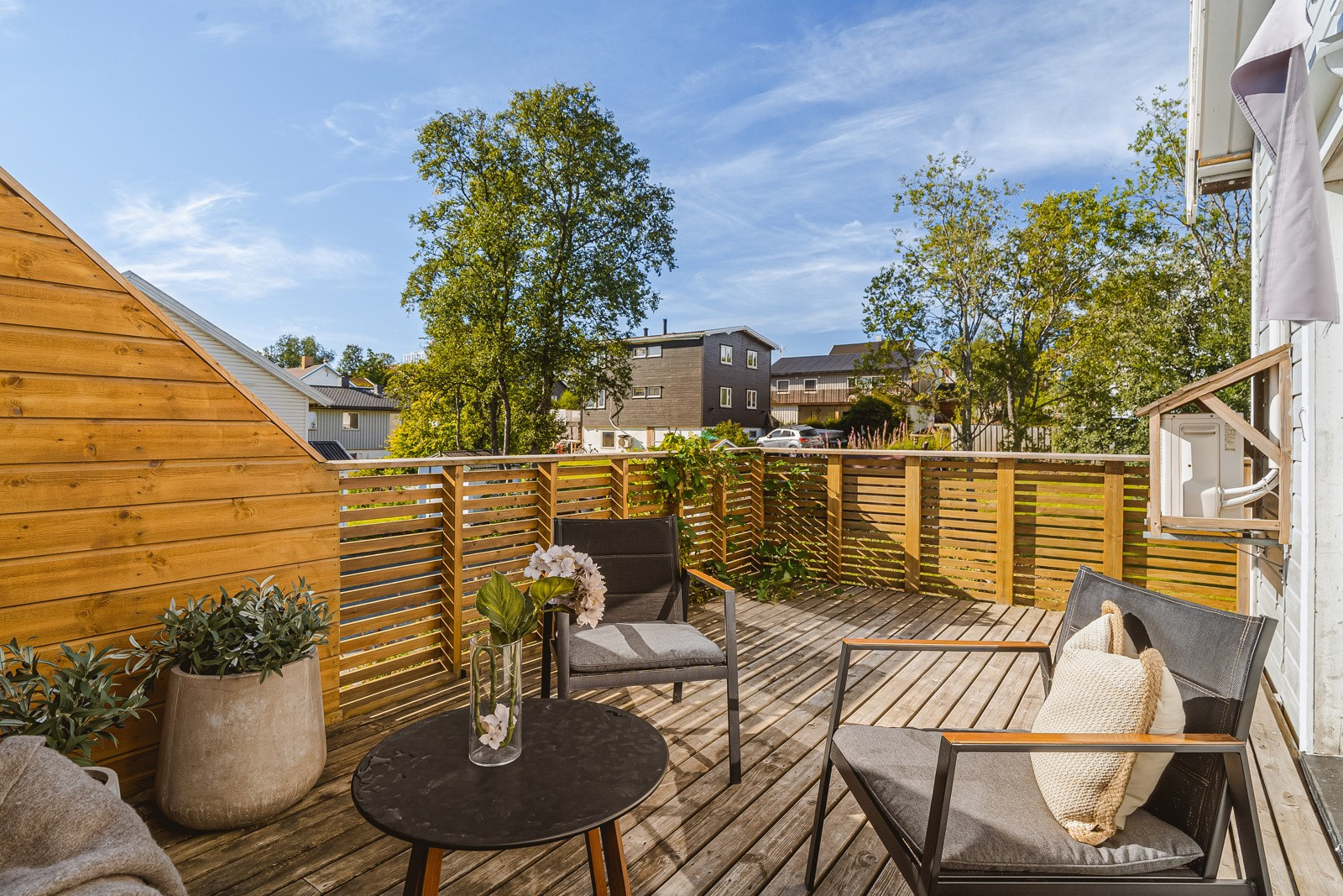 Verandaen er romslig med god plass til utemøbler, grill og beplantning!