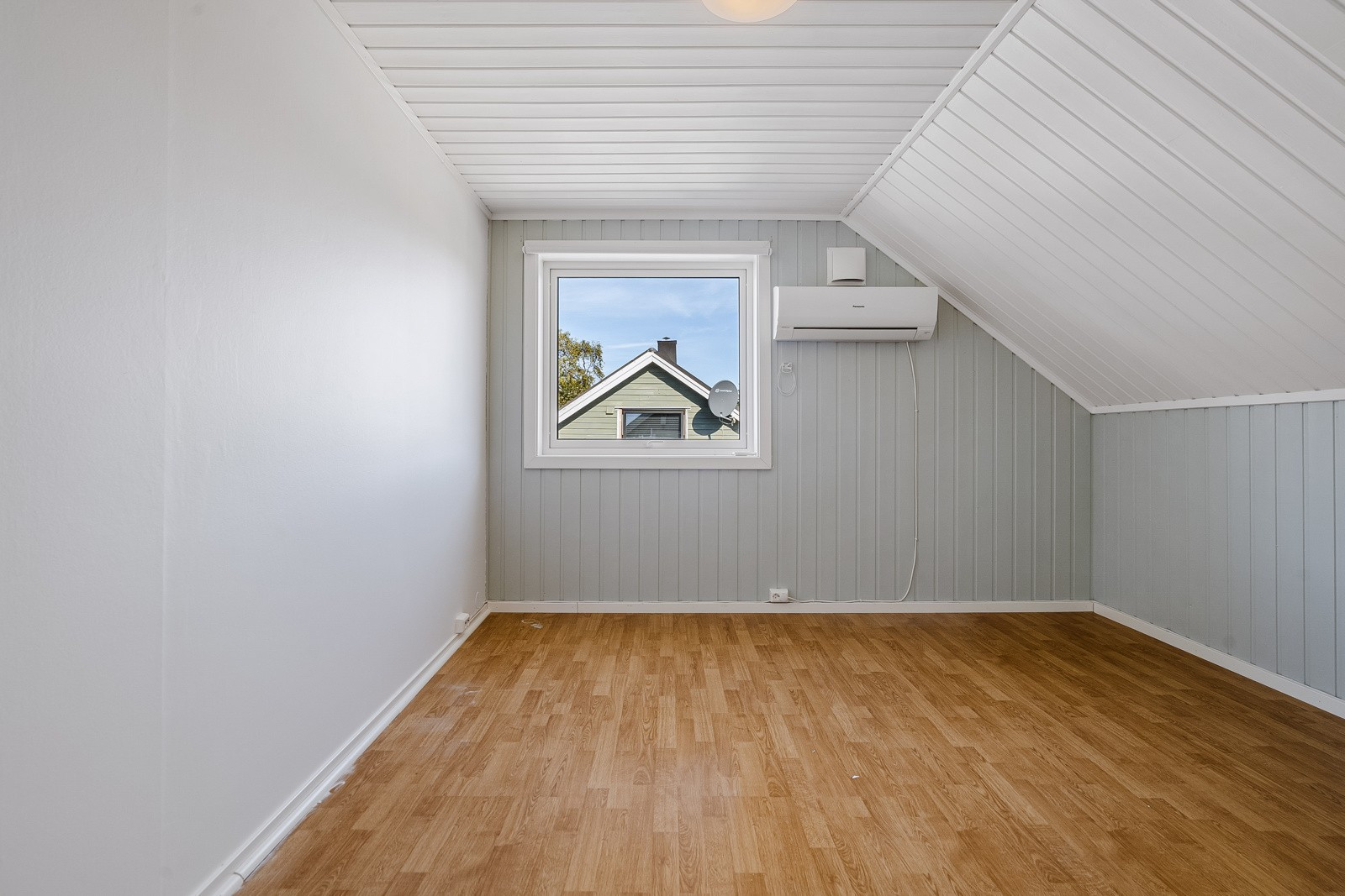 Her har du et rom som passer perfekt som hjemmekontor, walk-in, hobbyrom - alt etter som.